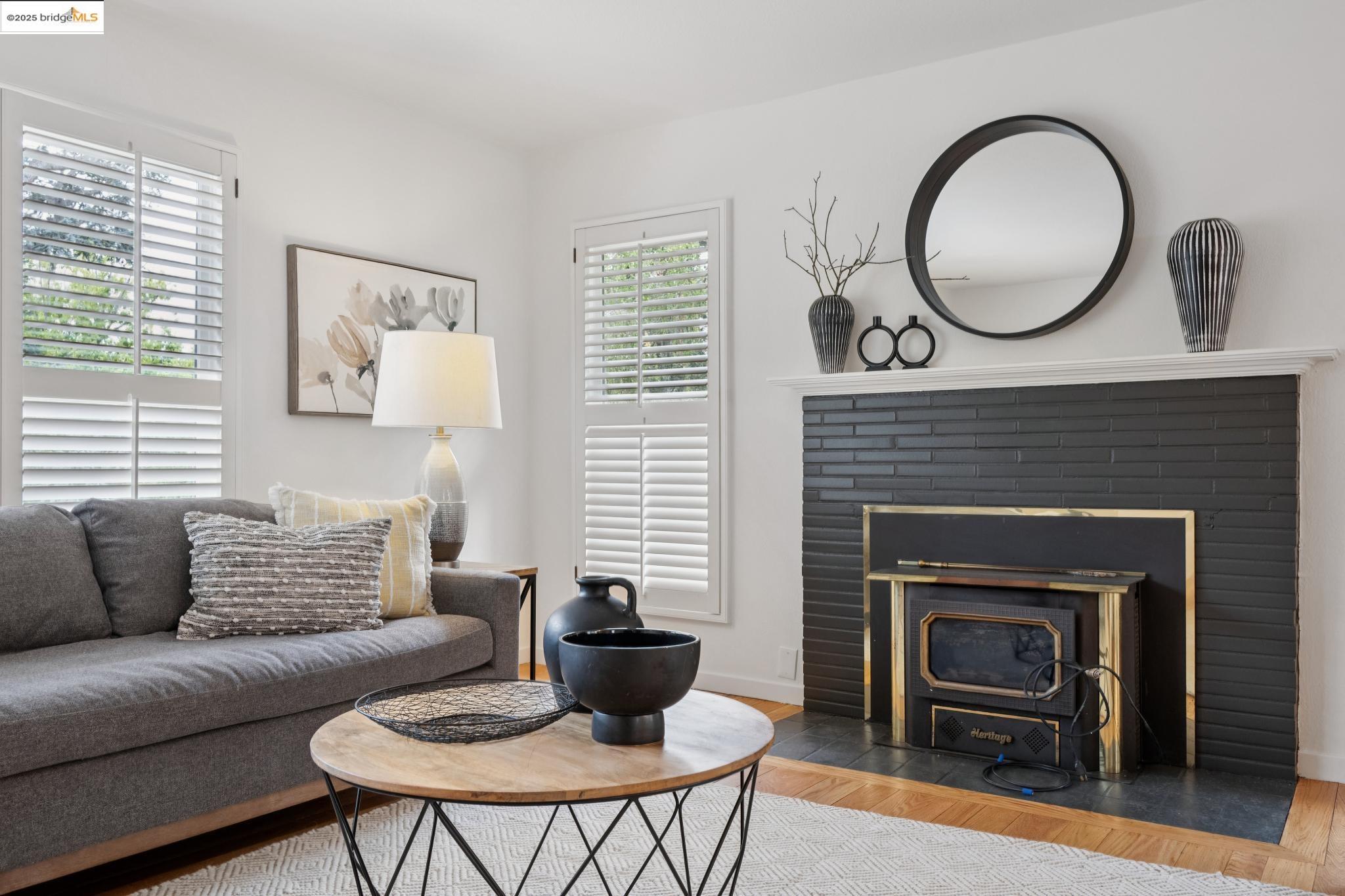 Detail Gallery Image 11 of 60 For 6141 Broadway Ter, Oakland,  CA 94618 - 3 Beds | 2 Baths