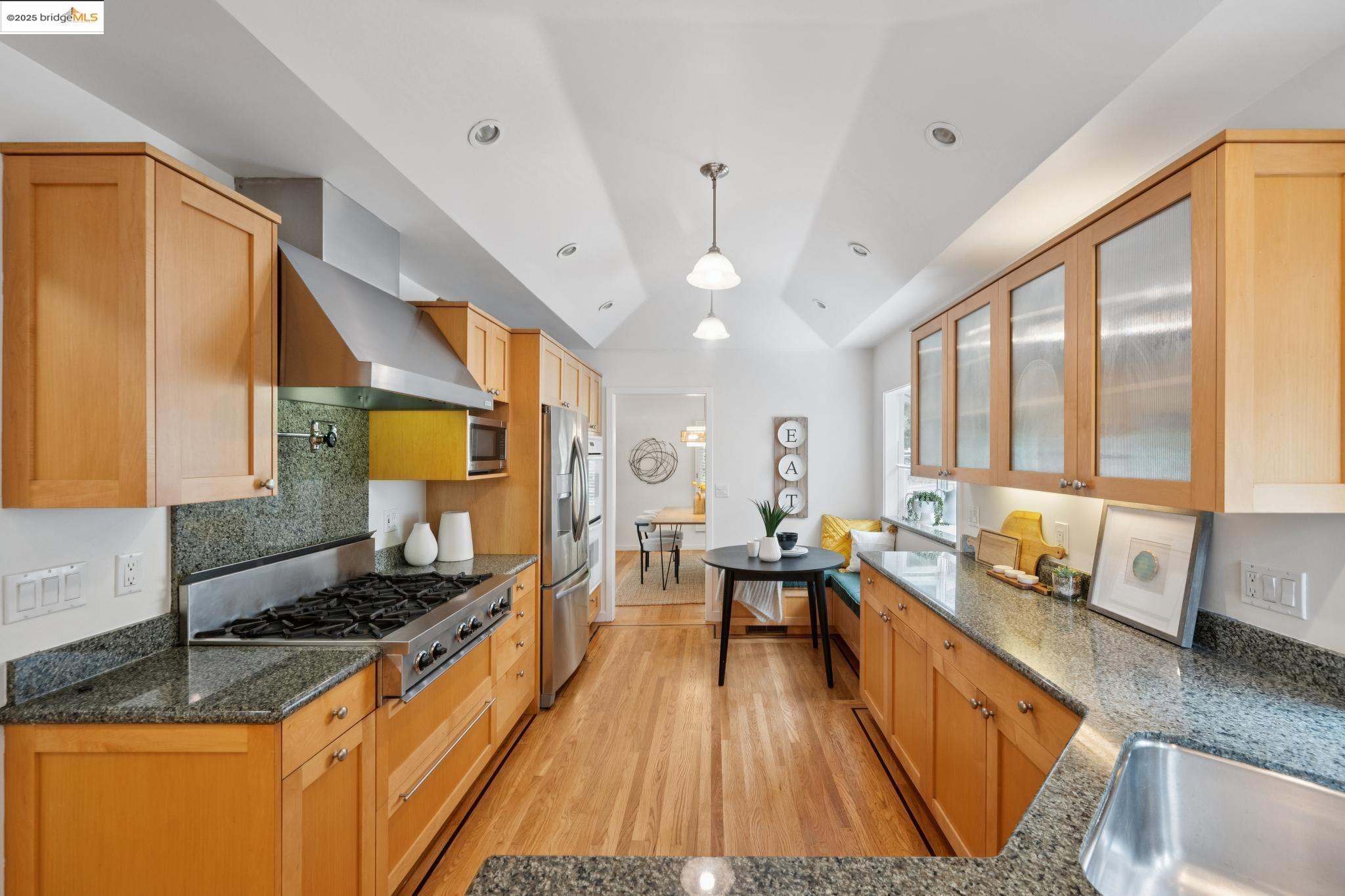 Detail Gallery Image 20 of 60 For 6141 Broadway Ter, Oakland,  CA 94618 - 3 Beds | 2 Baths