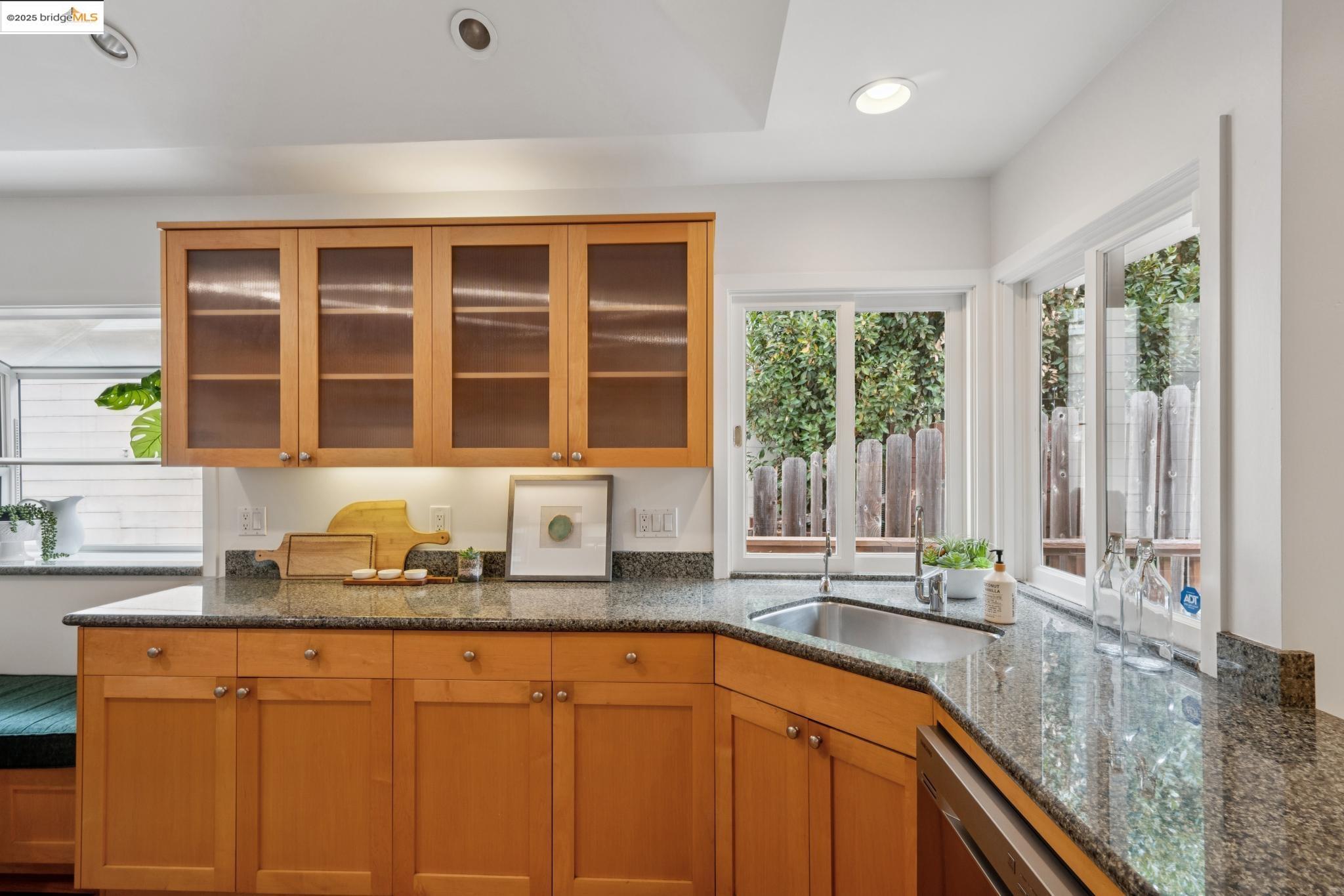 Detail Gallery Image 21 of 60 For 6141 Broadway Ter, Oakland,  CA 94618 - 3 Beds | 2 Baths