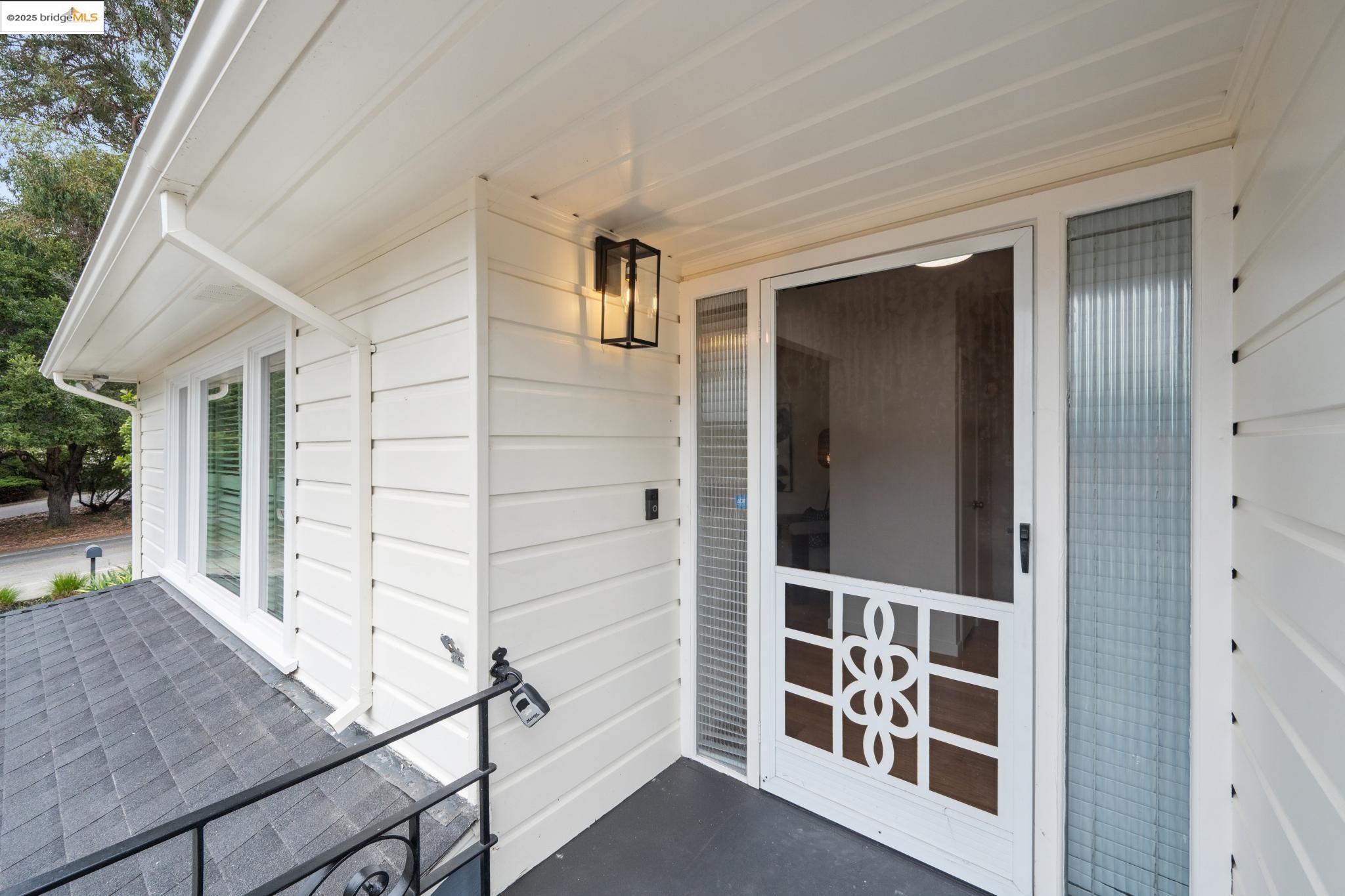 Detail Gallery Image 5 of 60 For 6141 Broadway Ter, Oakland,  CA 94618 - 3 Beds | 2 Baths