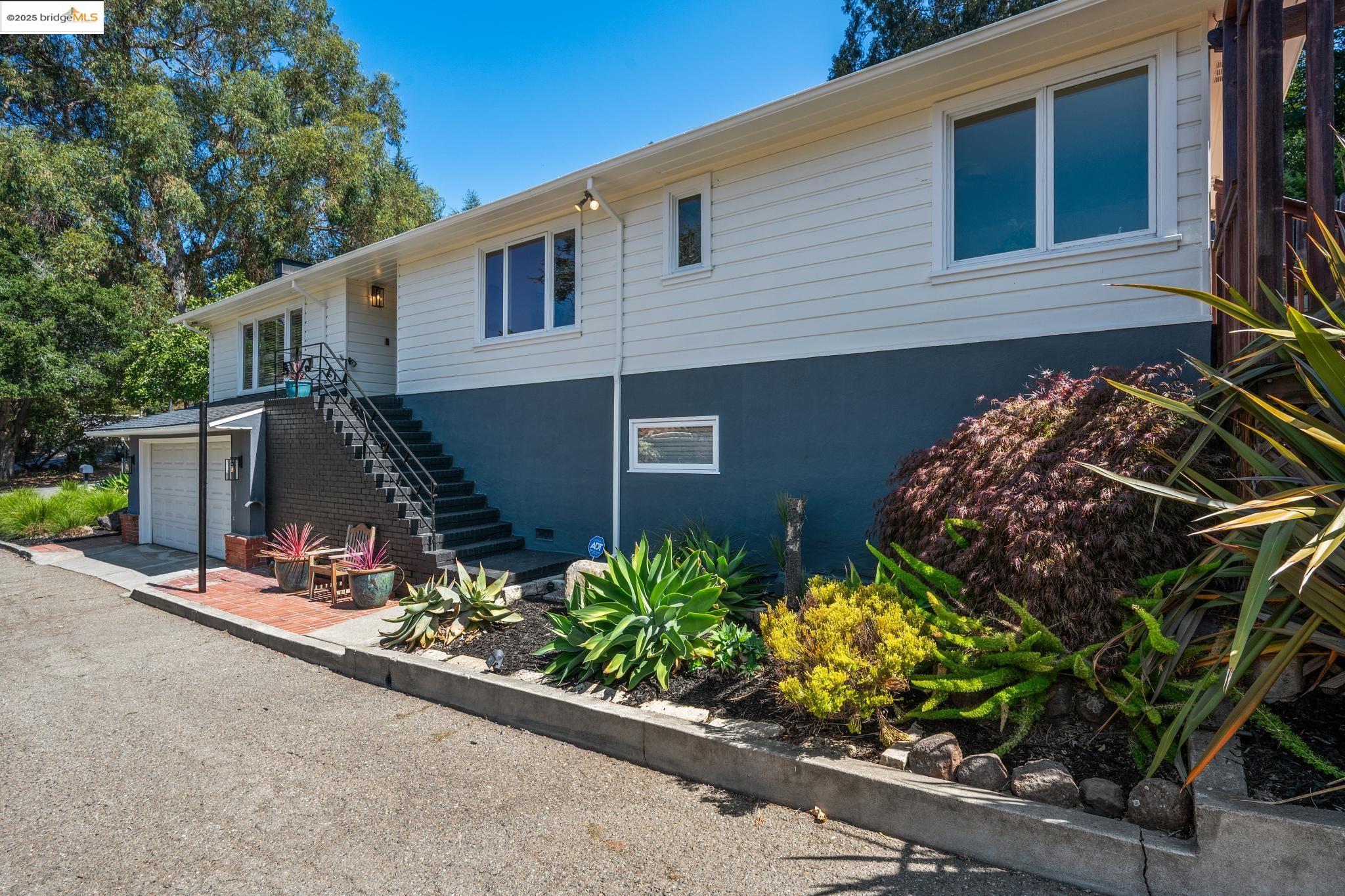 Detail Gallery Image 5 of 59 For 6141 Broadway Ter, Oakland,  CA 94618 - 3 Beds | 2 Baths