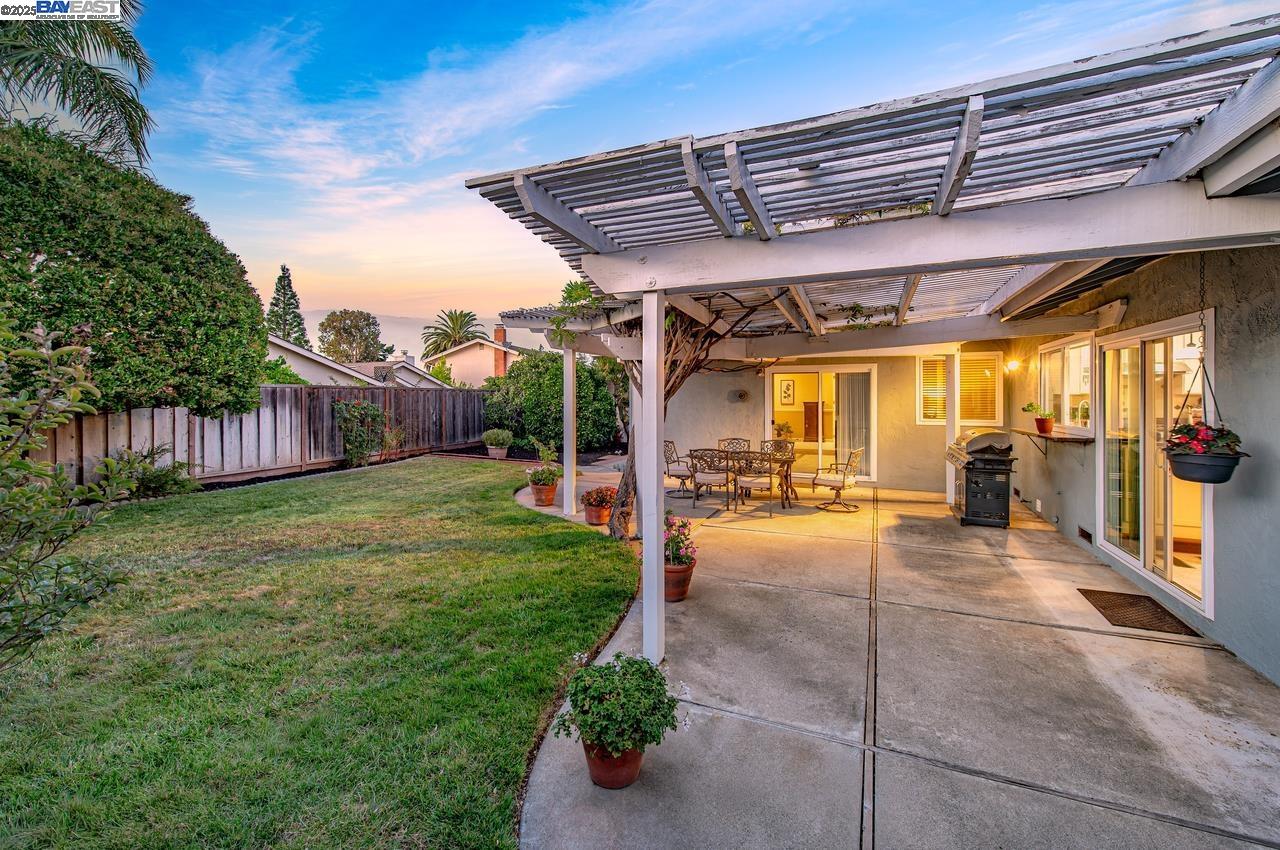 Detail Gallery Image 3 of 38 For 7867 Fairoaks Dr, Pleasanton,  CA 94588 - 4 Beds | 2 Baths
