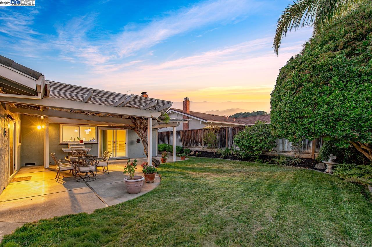 Detail Gallery Image 4 of 38 For 7867 Fairoaks Dr, Pleasanton,  CA 94588 - 4 Beds | 2 Baths