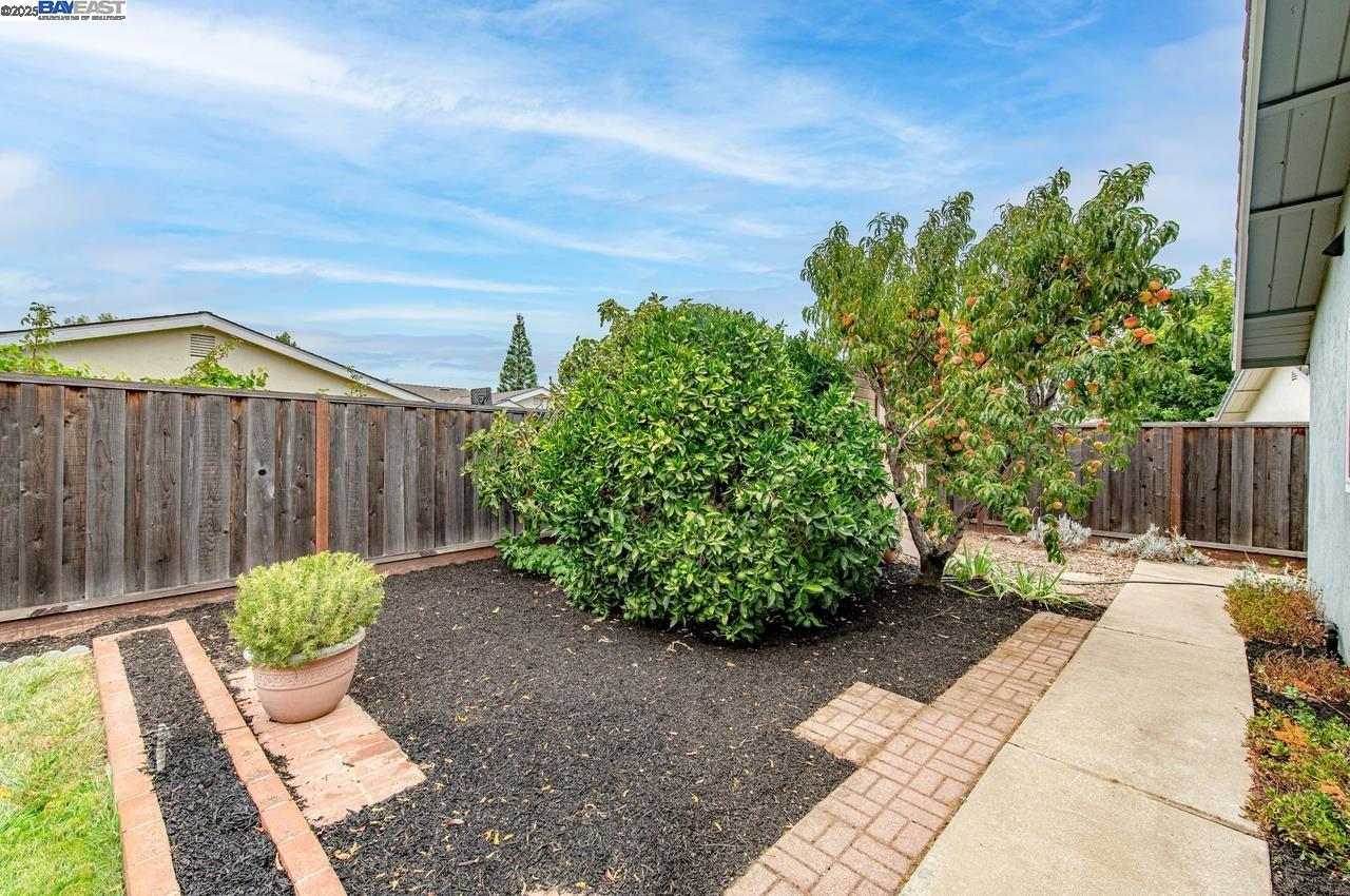 Detail Gallery Image 34 of 38 For 7867 Fairoaks Dr, Pleasanton,  CA 94588 - 4 Beds | 2 Baths