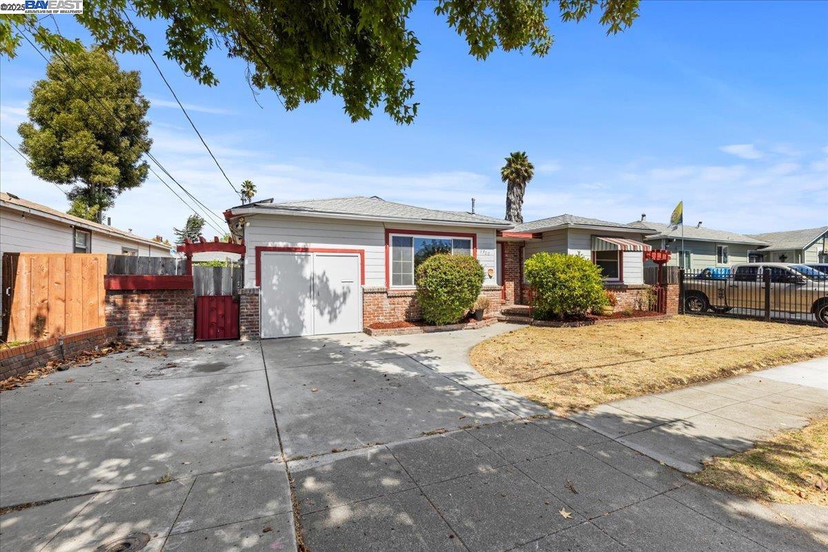 Detail Gallery Image 2 of 26 For 9900 Maddux Dr, Oakland,  CA 94603 - 3 Beds | 2 Baths