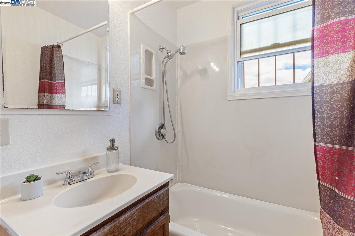 Detail Gallery Image 18 of 26 For 9900 Maddux Dr, Oakland,  CA 94603 - 3 Beds | 2 Baths