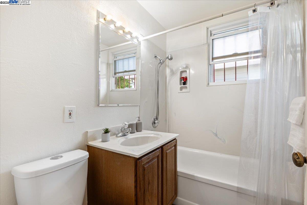 Detail Gallery Image 20 of 26 For 9900 Maddux Dr, Oakland,  CA 94603 - 3 Beds | 2 Baths