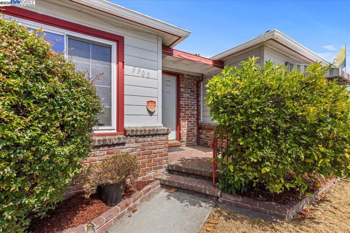 Detail Gallery Image 4 of 26 For 9900 Maddux Dr, Oakland,  CA 94603 - 3 Beds | 2 Baths