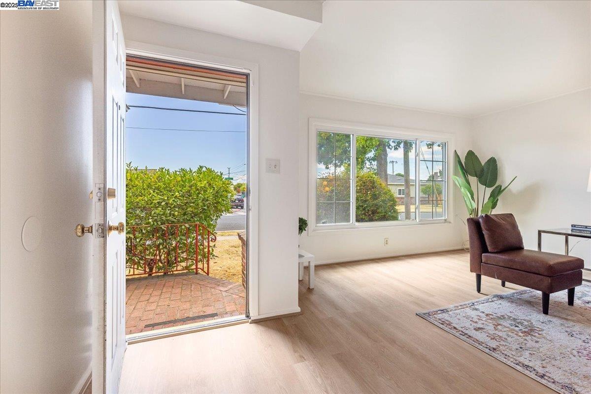 Detail Gallery Image 5 of 26 For 9900 Maddux Dr, Oakland,  CA 94603 - 3 Beds | 2 Baths