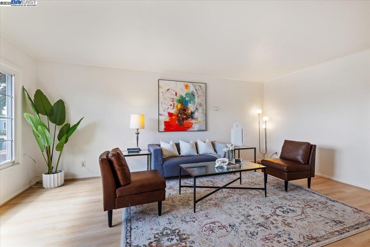 Detail Gallery Image 6 of 26 For 9900 Maddux Dr, Oakland,  CA 94603 - 3 Beds | 2 Baths