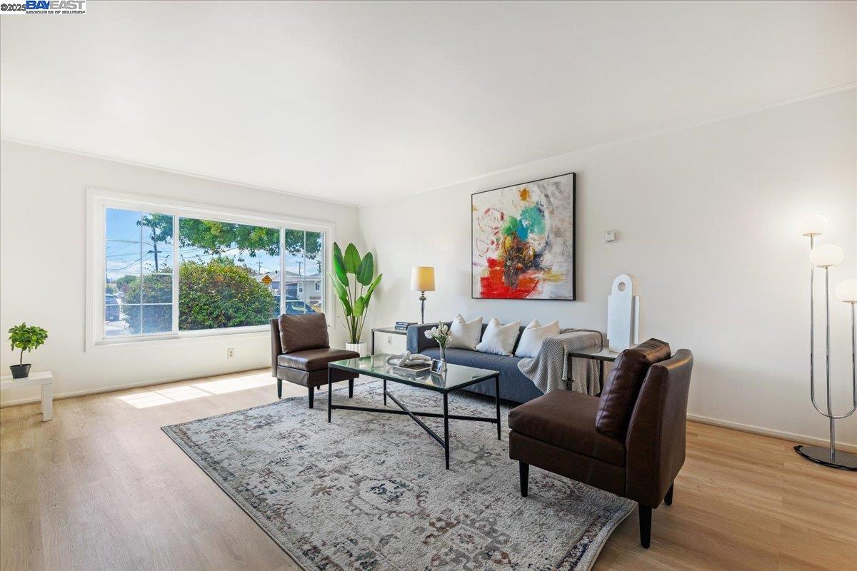 Detail Gallery Image 7 of 26 For 9900 Maddux Dr, Oakland,  CA 94603 - 3 Beds | 2 Baths