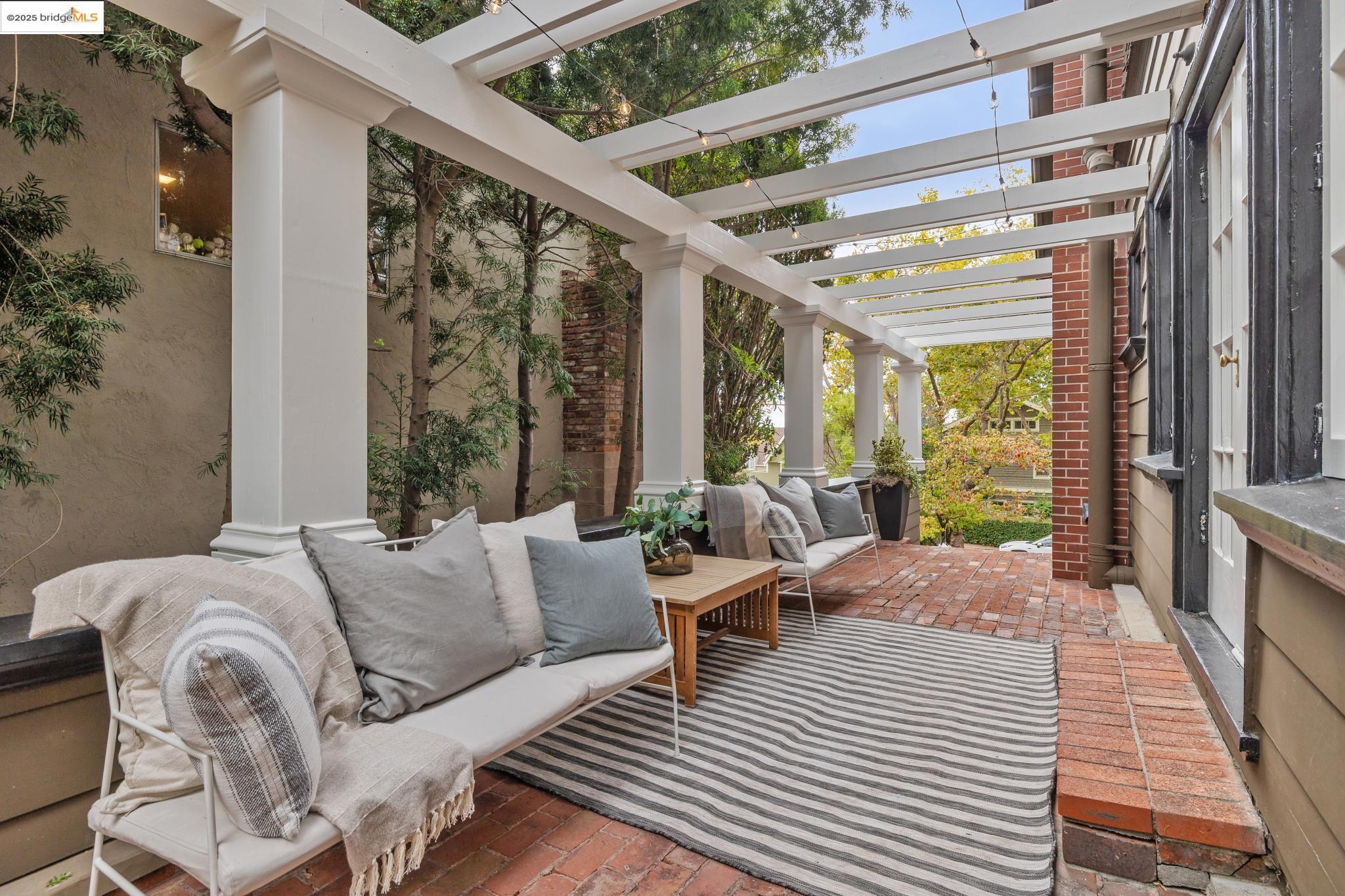 Detail Gallery Image 13 of 50 For 118 Hillside Ave, Piedmont,  CA 94611 - 3 Beds | 2/1 Baths