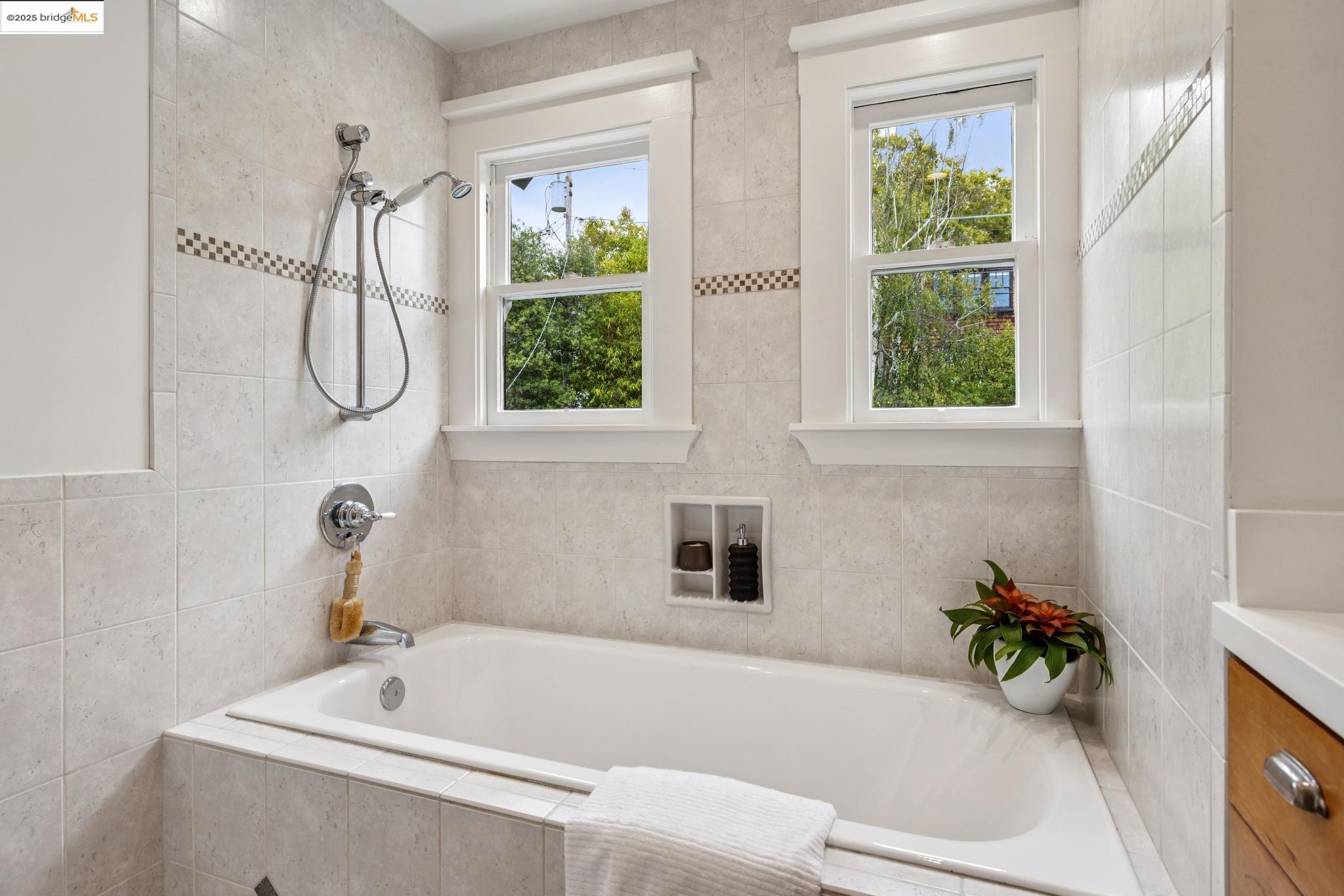 Detail Gallery Image 37 of 50 For 118 Hillside Ave, Piedmont,  CA 94611 - 3 Beds | 2/1 Baths