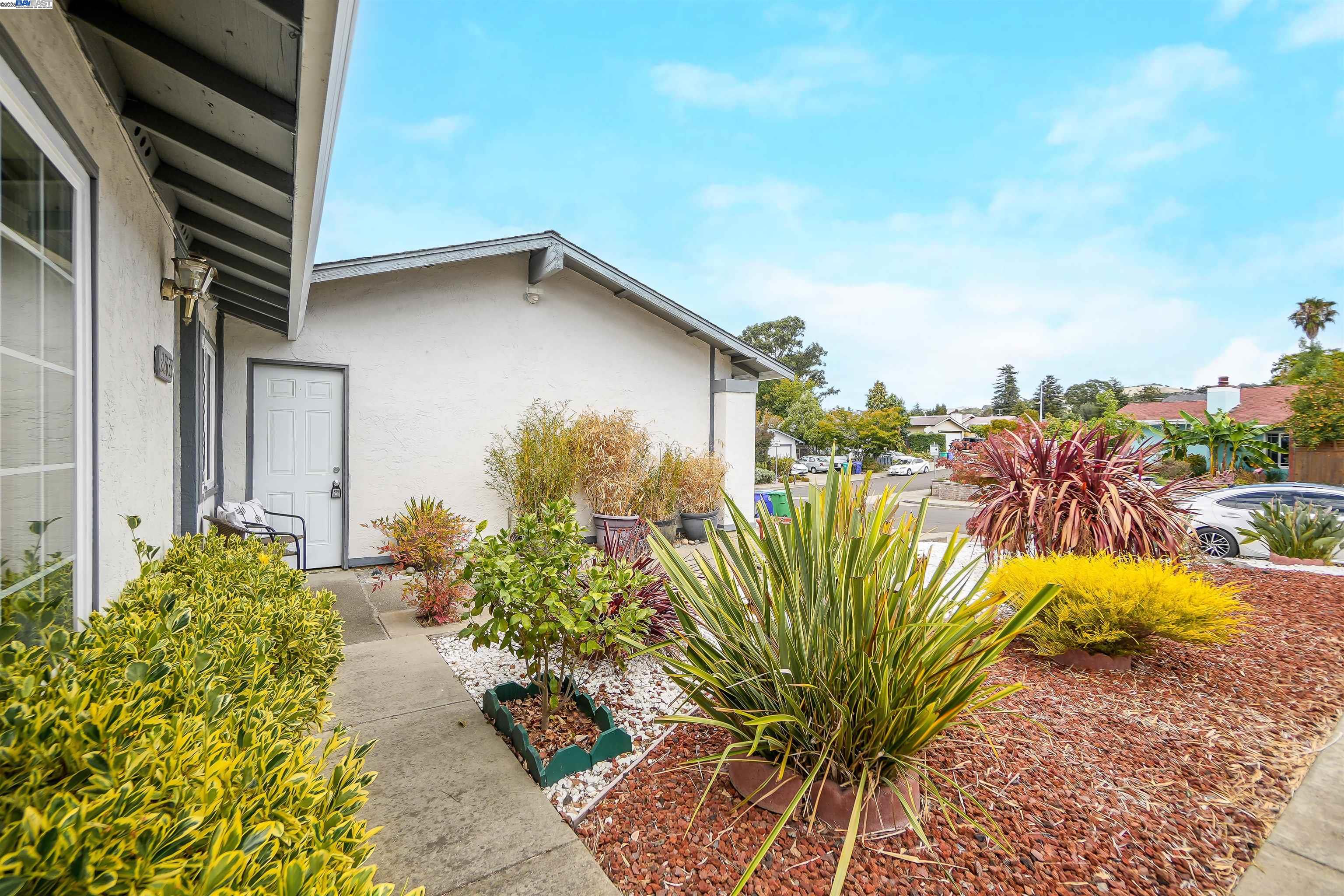 Detail Gallery Image 7 of 52 For 22633 Mossy Rock Drive, Hayward,  CA 94541 - 3 Beds | 2 Baths