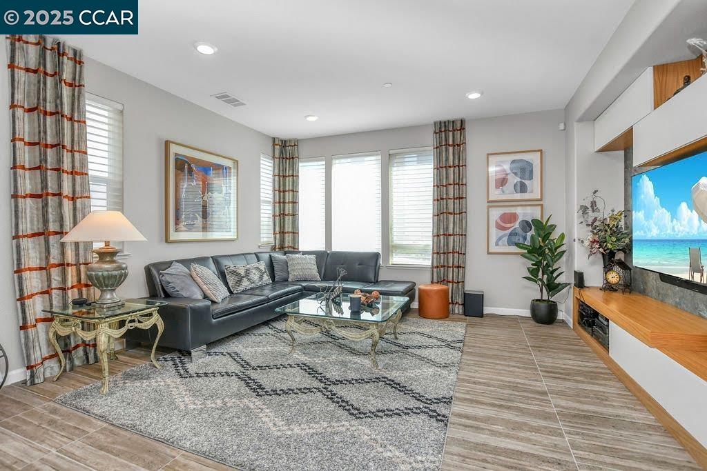 Detail Gallery Image 10 of 60 For 2957 Valley of Hearts, San Jose,  CA 95136 - 4 Beds | 3/1 Baths