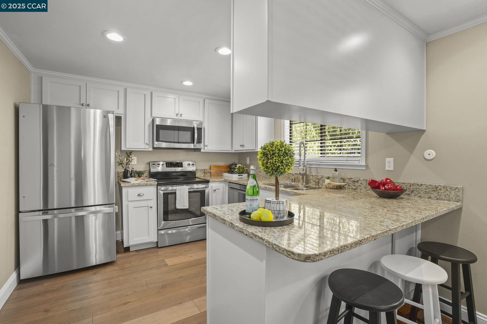Detail Gallery Image 4 of 30 For 2411 Pinon Ct, Martinez,  CA 94553 - 3 Beds | 2 Baths