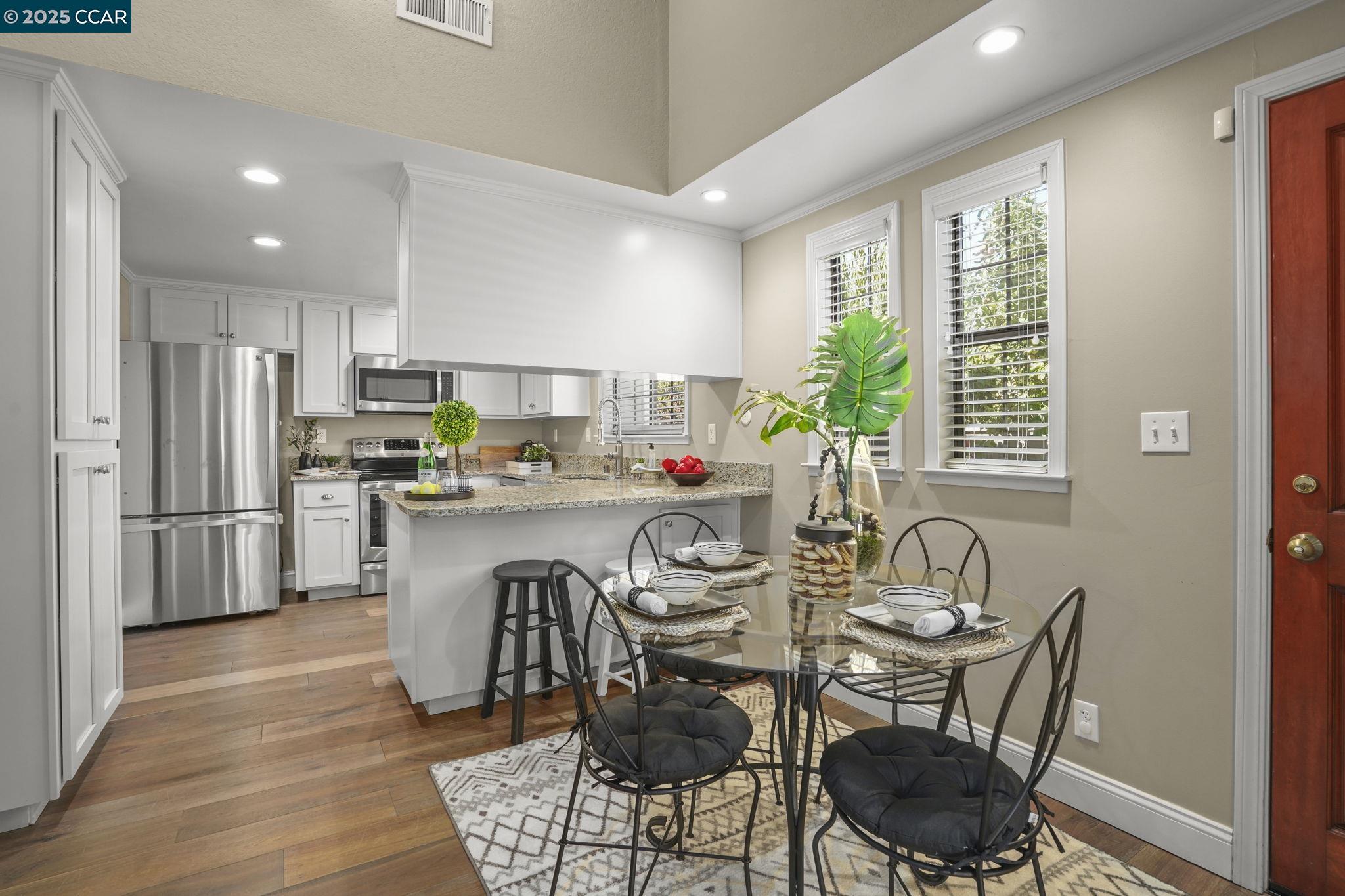Detail Gallery Image 6 of 30 For 2411 Pinon Ct, Martinez,  CA 94553 - 3 Beds | 2 Baths