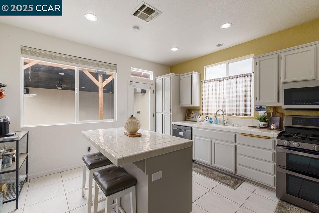 Detail Gallery Image 8 of 36 For 674 Christensen Way, Rio Vista,  CA 94571 - 3 Beds | 2 Baths