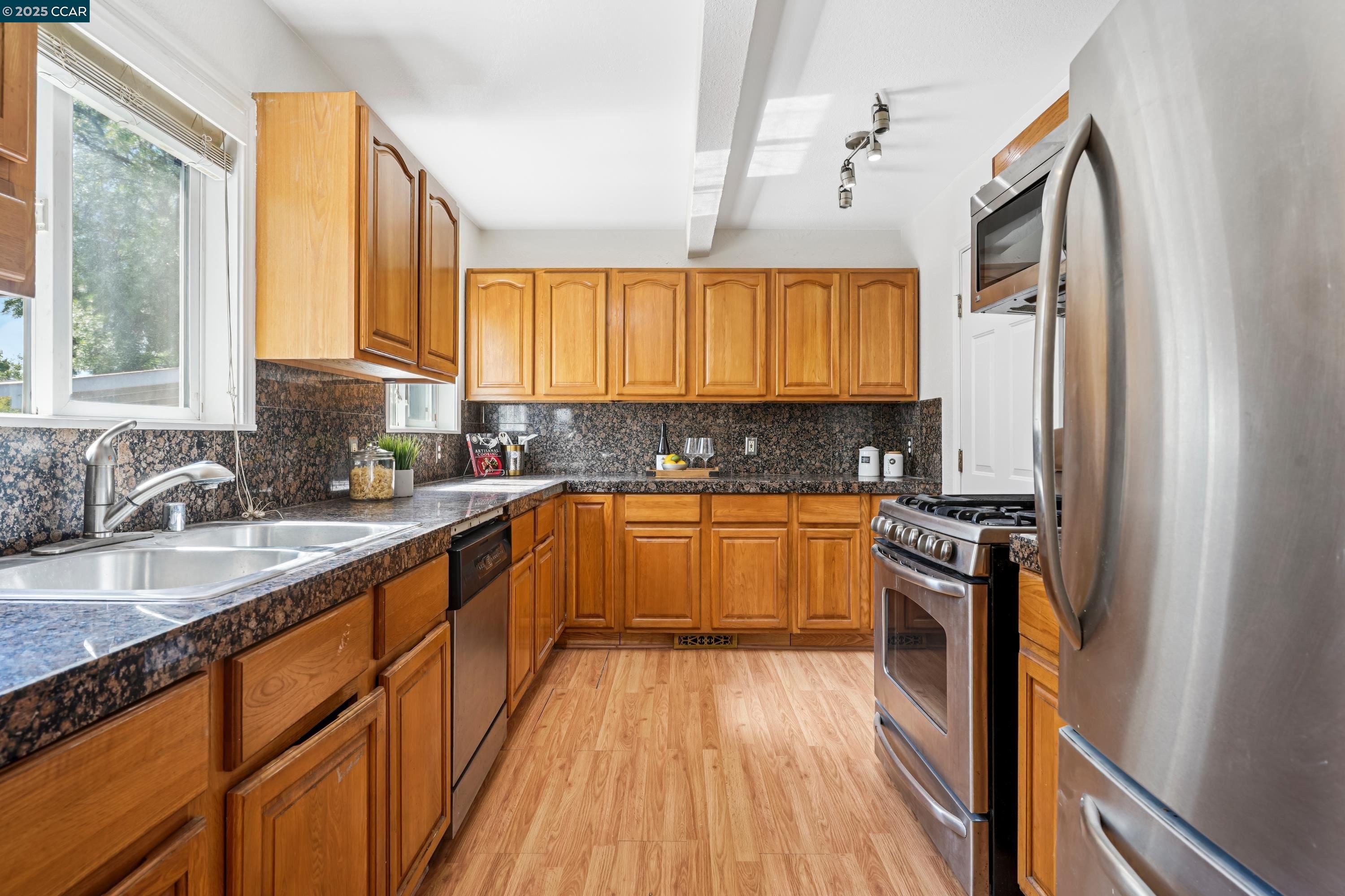 Detail Gallery Image 7 of 31 For 2838 Loma Vista Ave, Concord,  CA 94520 - 3 Beds | 2 Baths