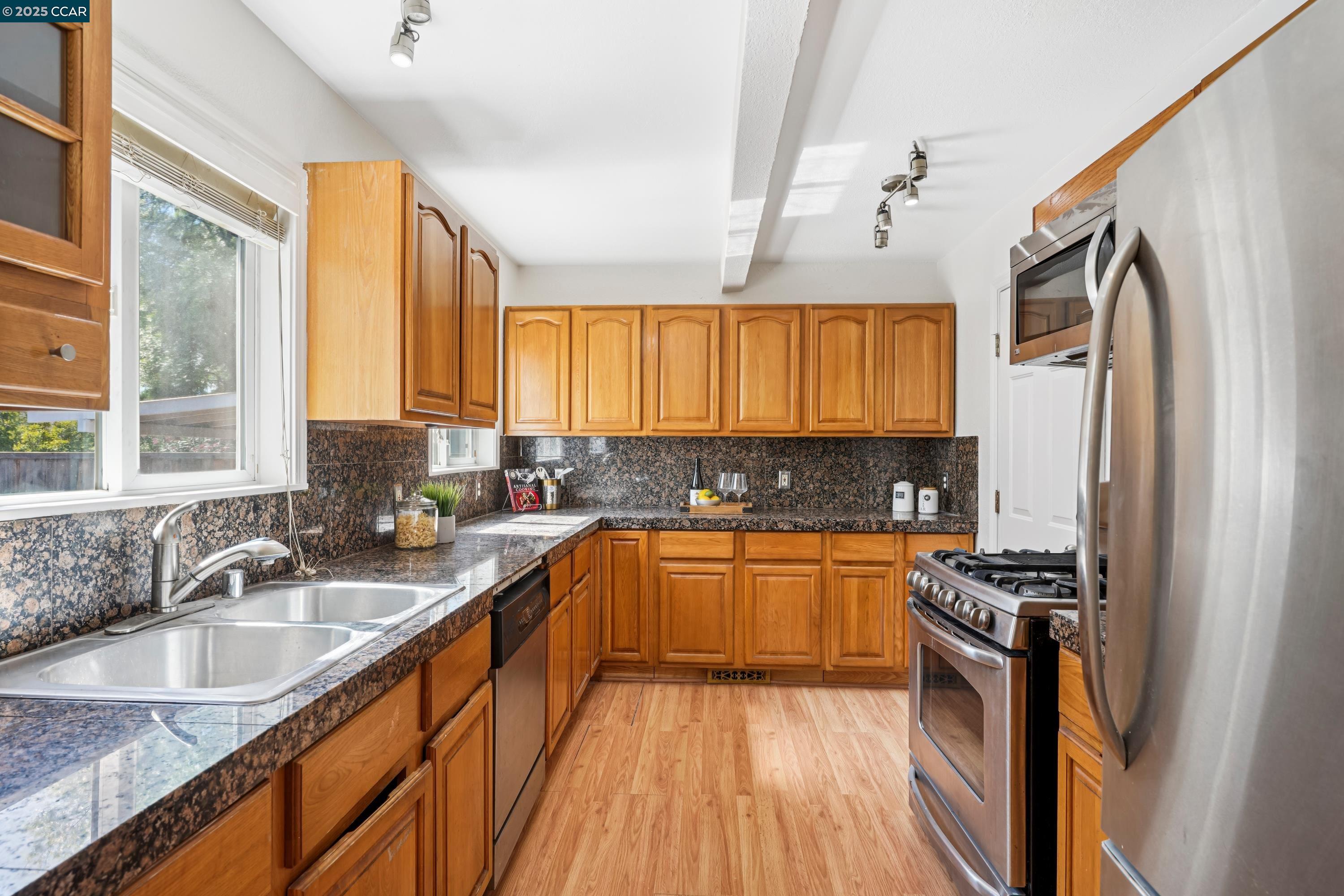 Detail Gallery Image 8 of 31 For 2838 Loma Vista Ave, Concord,  CA 94520 - 3 Beds | 2 Baths
