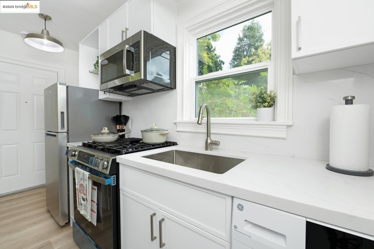 Detail Gallery Image 10 of 22 For 846 Mandana, Oakland,  CA 94610 - 1 Beds | 1 Baths