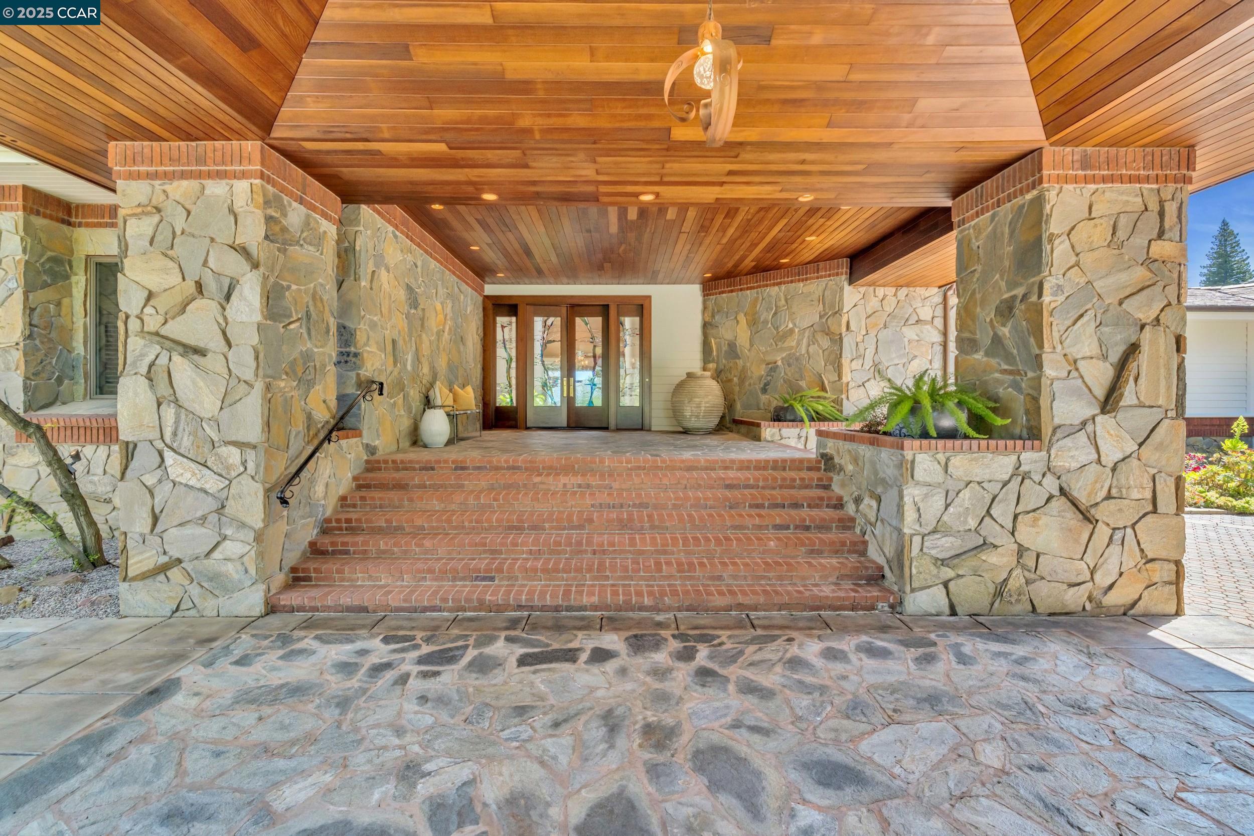 Detail Gallery Image 3 of 60 For 1121 Eagle Nest Ct, Danville,  CA 94506 - 5 Beds | 6/2 Baths