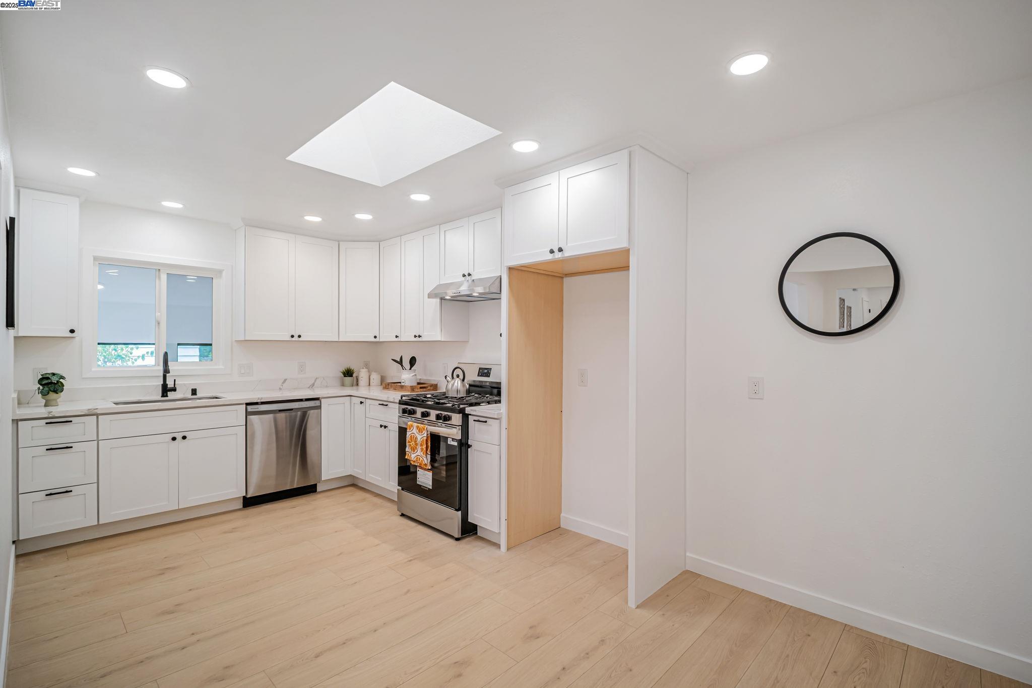 Detail Gallery Image 13 of 57 For 18760 Sandy Rd, Castro Valley,  CA 94546 - 3 Beds | 2 Baths