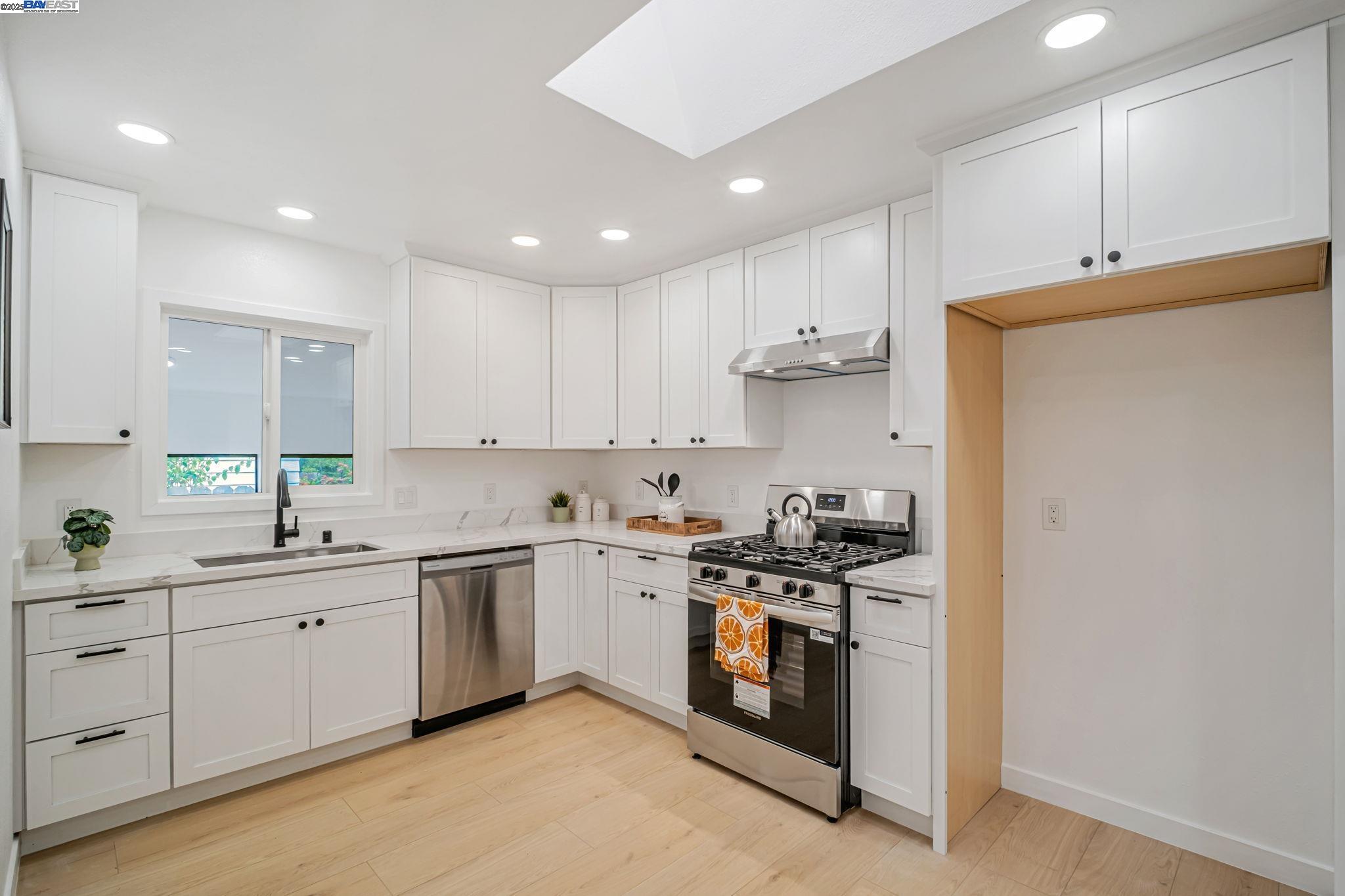 Detail Gallery Image 15 of 57 For 18760 Sandy Rd, Castro Valley,  CA 94546 - 3 Beds | 2 Baths