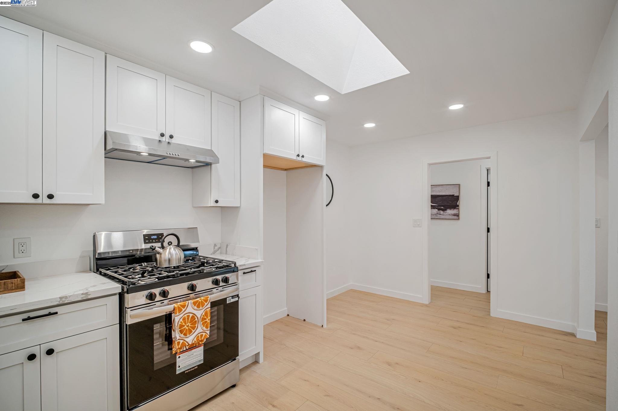 Detail Gallery Image 16 of 57 For 18760 Sandy Rd, Castro Valley,  CA 94546 - 3 Beds | 2 Baths