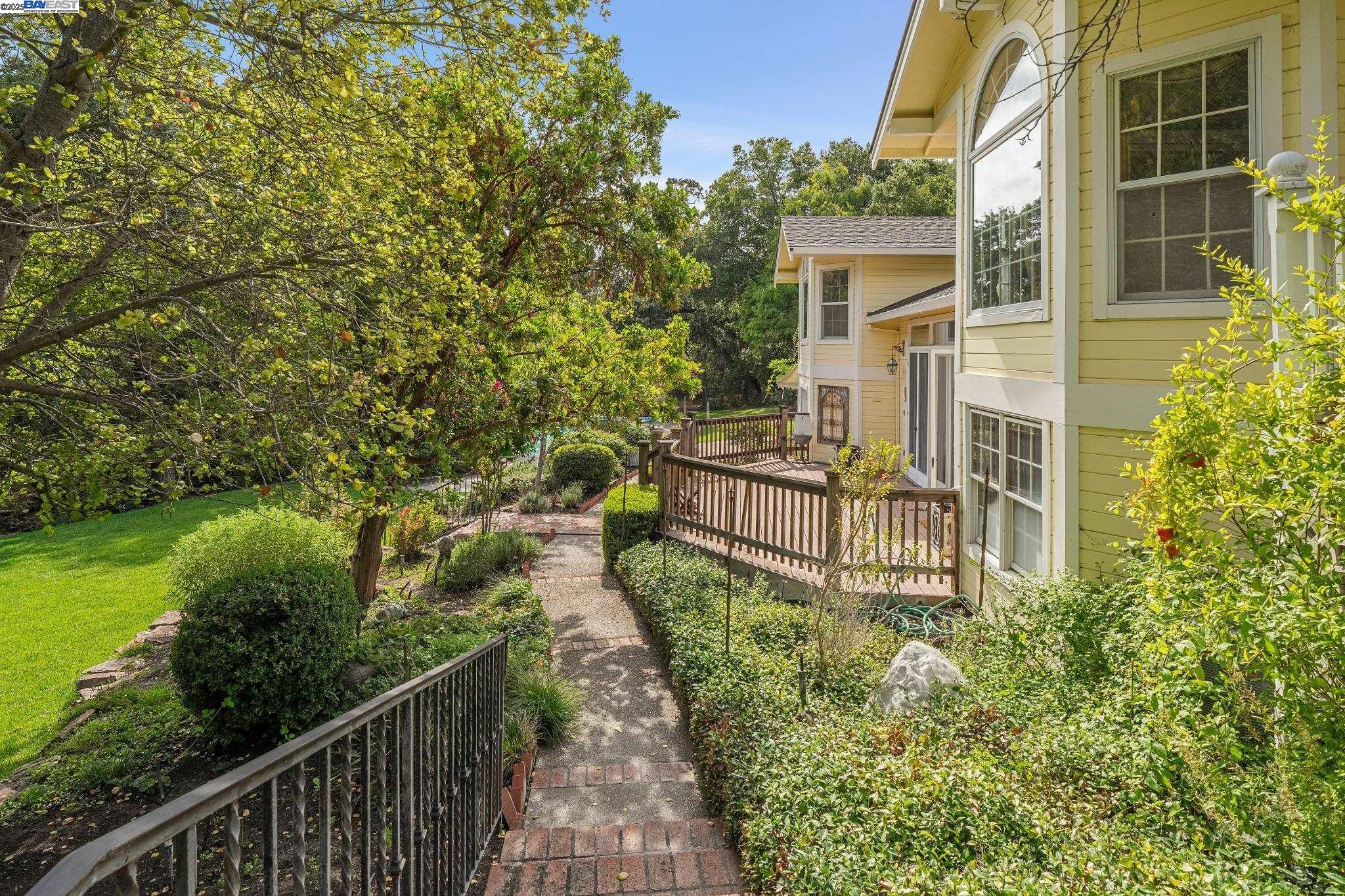 Detail Gallery Image 12 of 53 For 721 Fair Oaks Dr, Alamo,  CA 94507 - 4 Beds | 3 Baths