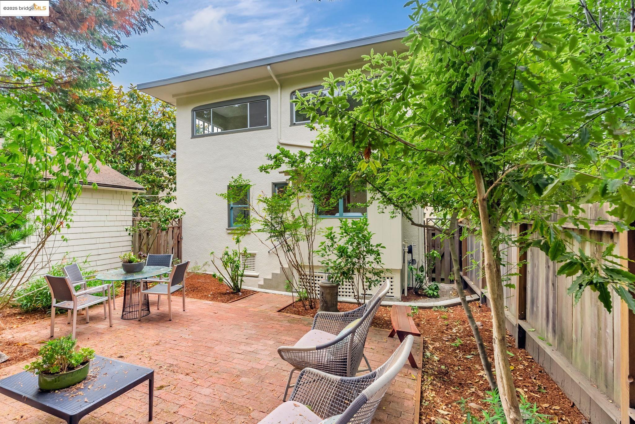 Detail Gallery Image 11 of 40 For 971 Santa Barbara Rd, Berkeley,  CA 94707 - 5 Beds | 3 Baths