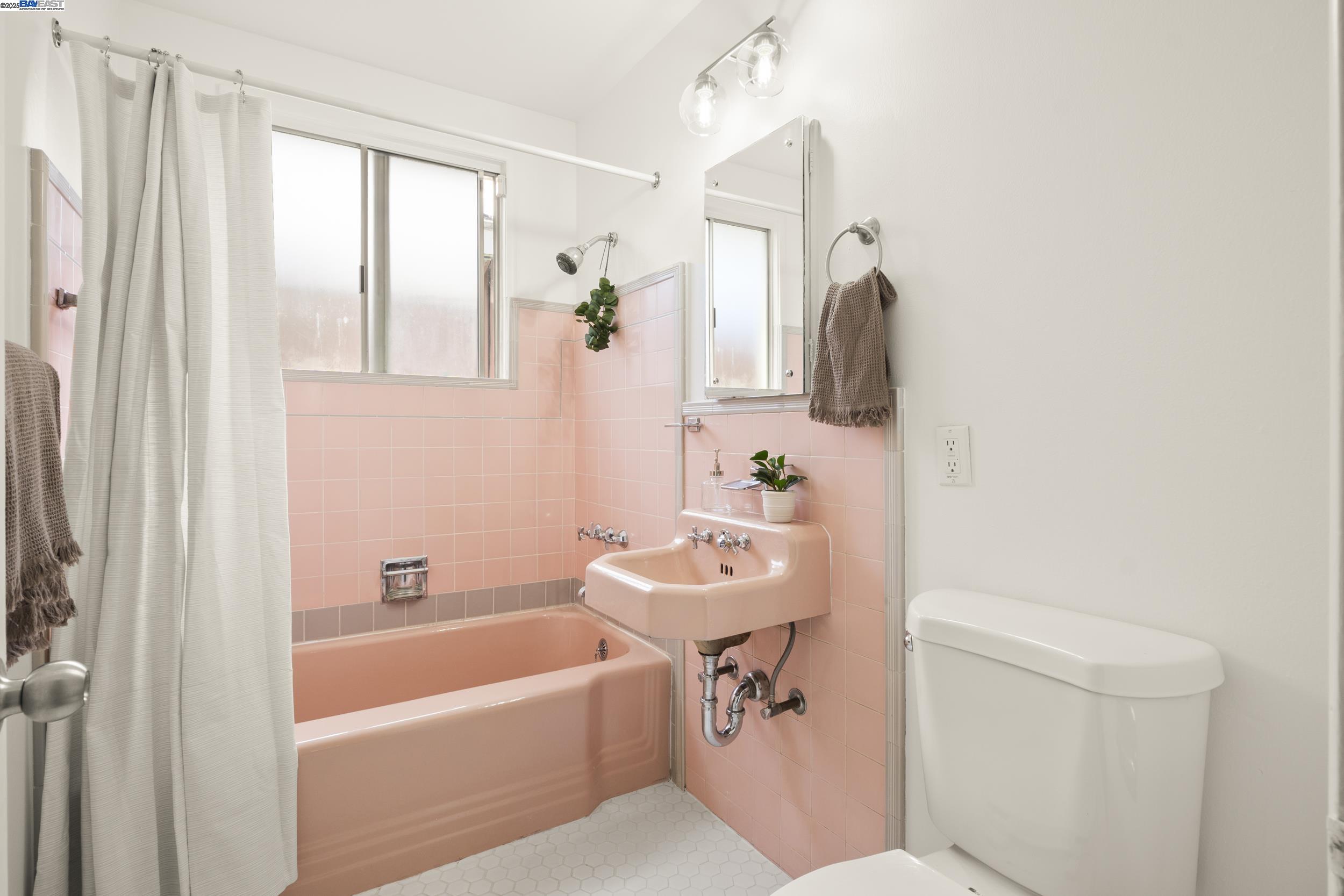 Detail Gallery Image 12 of 23 For 1458 Cedar St, Berkeley,  CA 94702 - 3 Beds | 2 Baths