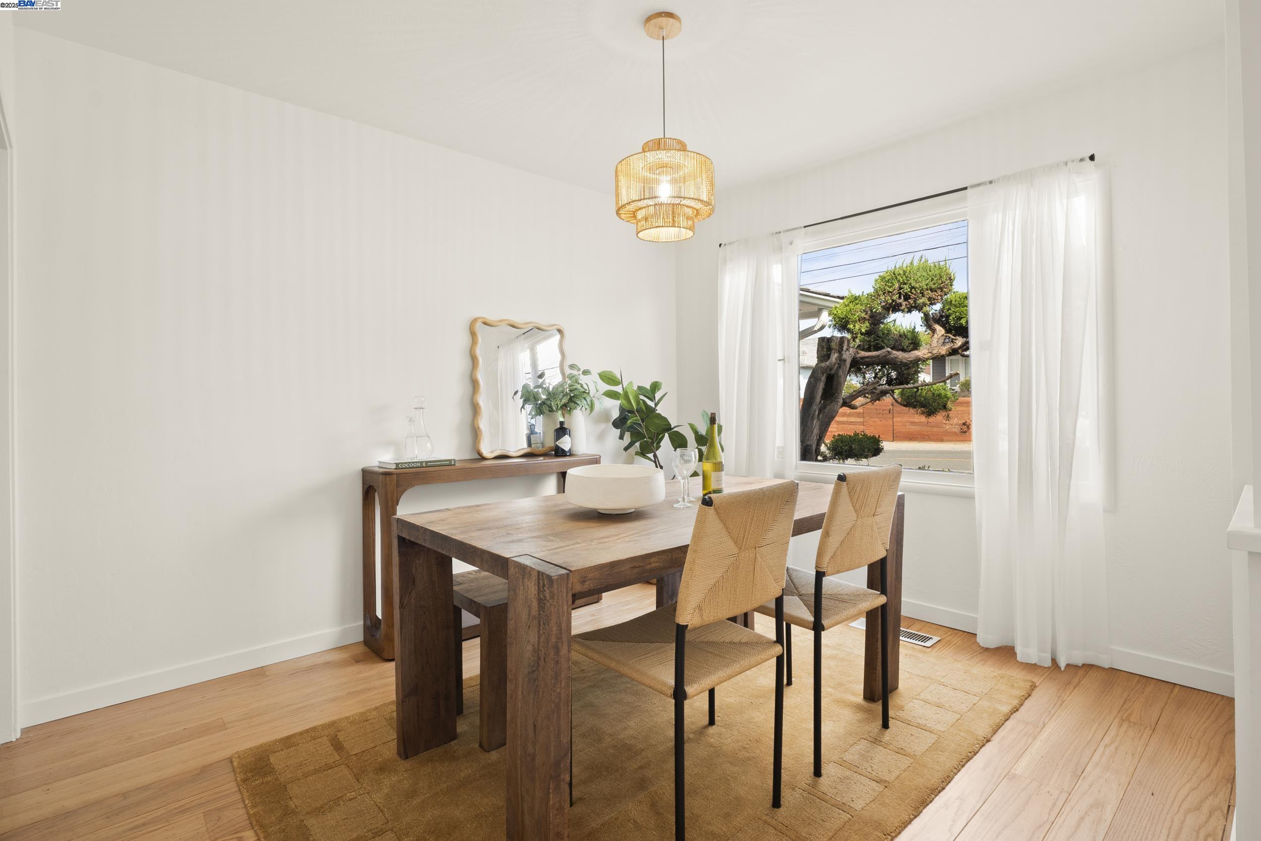 Detail Gallery Image 5 of 23 For 1458 Cedar St, Berkeley,  CA 94702 - 3 Beds | 2 Baths