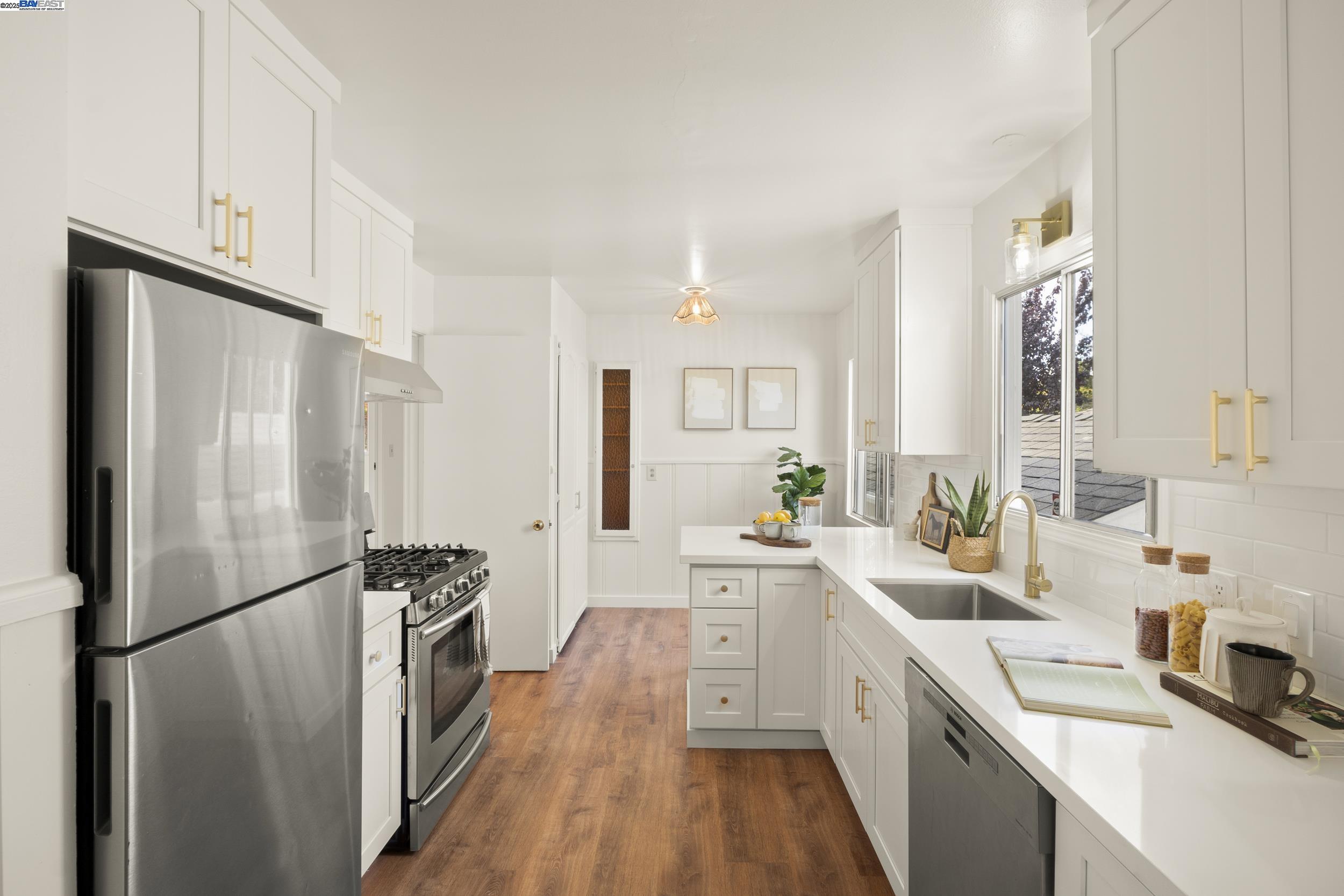 Detail Gallery Image 6 of 23 For 1458 Cedar St, Berkeley,  CA 94702 - 3 Beds | 2 Baths