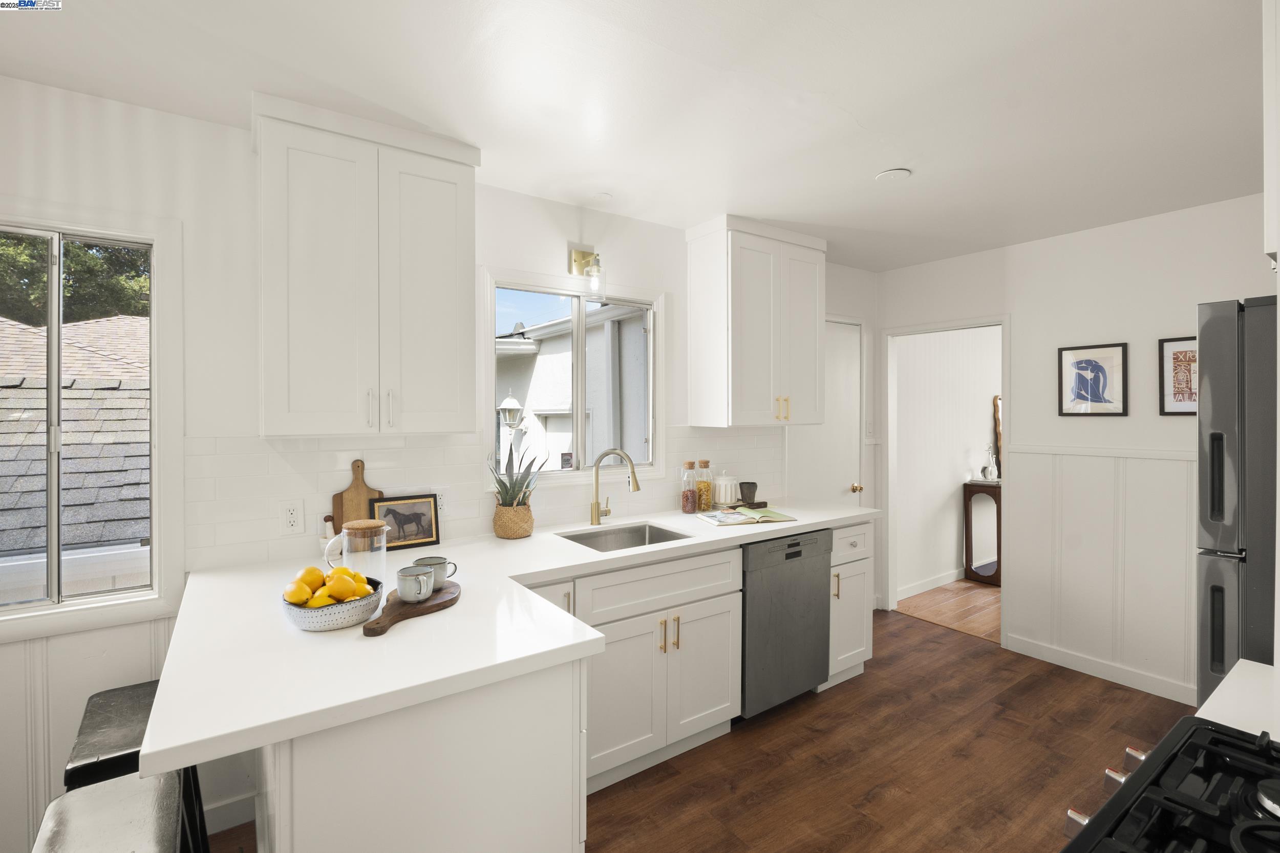 Detail Gallery Image 7 of 23 For 1458 Cedar St, Berkeley,  CA 94702 - 3 Beds | 2 Baths