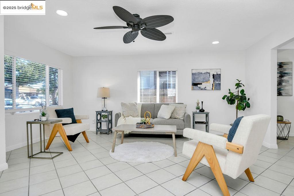 Detail Gallery Image 4 of 21 For 1170 Columbia St, Pittsburg,  CA 94565 - 3 Beds | 2 Baths