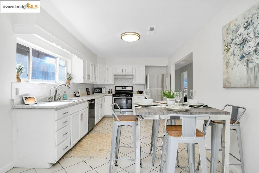 Detail Gallery Image 7 of 21 For 1170 Columbia St, Pittsburg,  CA 94565 - 3 Beds | 2 Baths