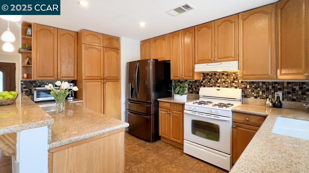 Detail Gallery Image 11 of 48 For 909 Santa Lucia Dr, Pleasant Hill,  CA 94523 - 5 Beds | 3 Baths