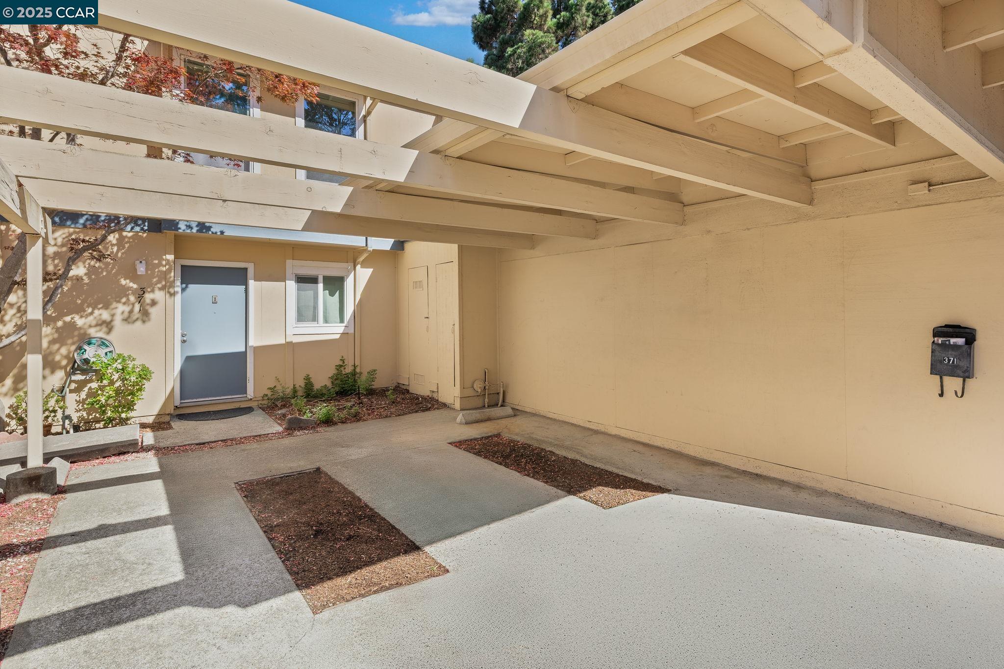 Detail Gallery Image 4 of 23 For 371 Joan Vista Street, El Sobrante,  CA 94803-1913 - 3 Beds | 2/1 Baths