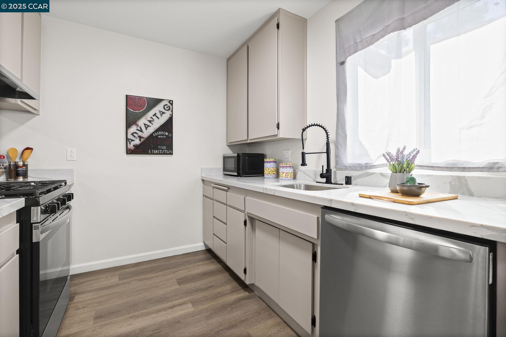 Detail Gallery Image 9 of 23 For 371 Joan Vista Street, El Sobrante,  CA 94803-1913 - 3 Beds | 2/1 Baths