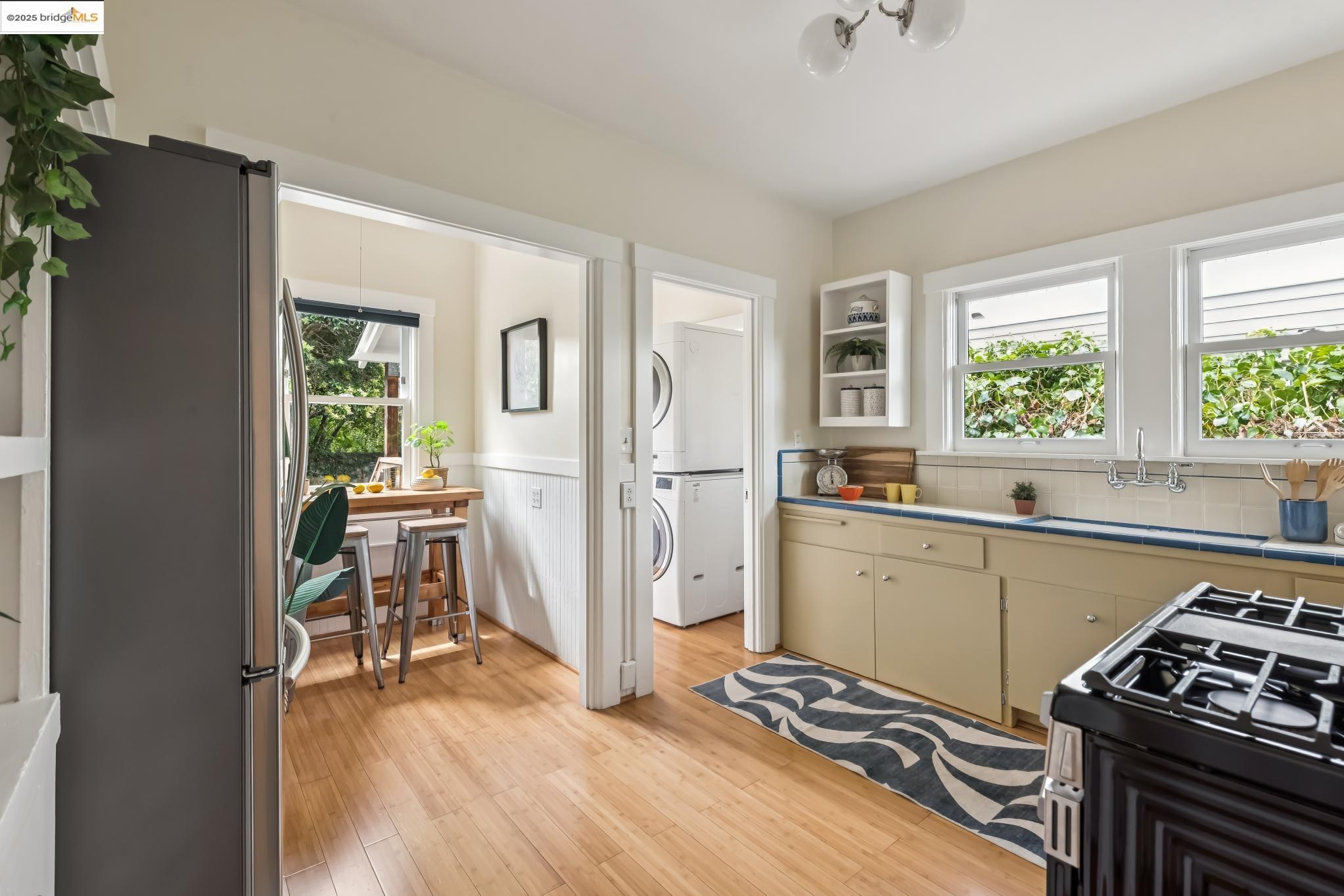 Detail Gallery Image 11 of 28 For 419 43rd St., Oakland,  CA 94609 - 2 Beds | 1 Baths