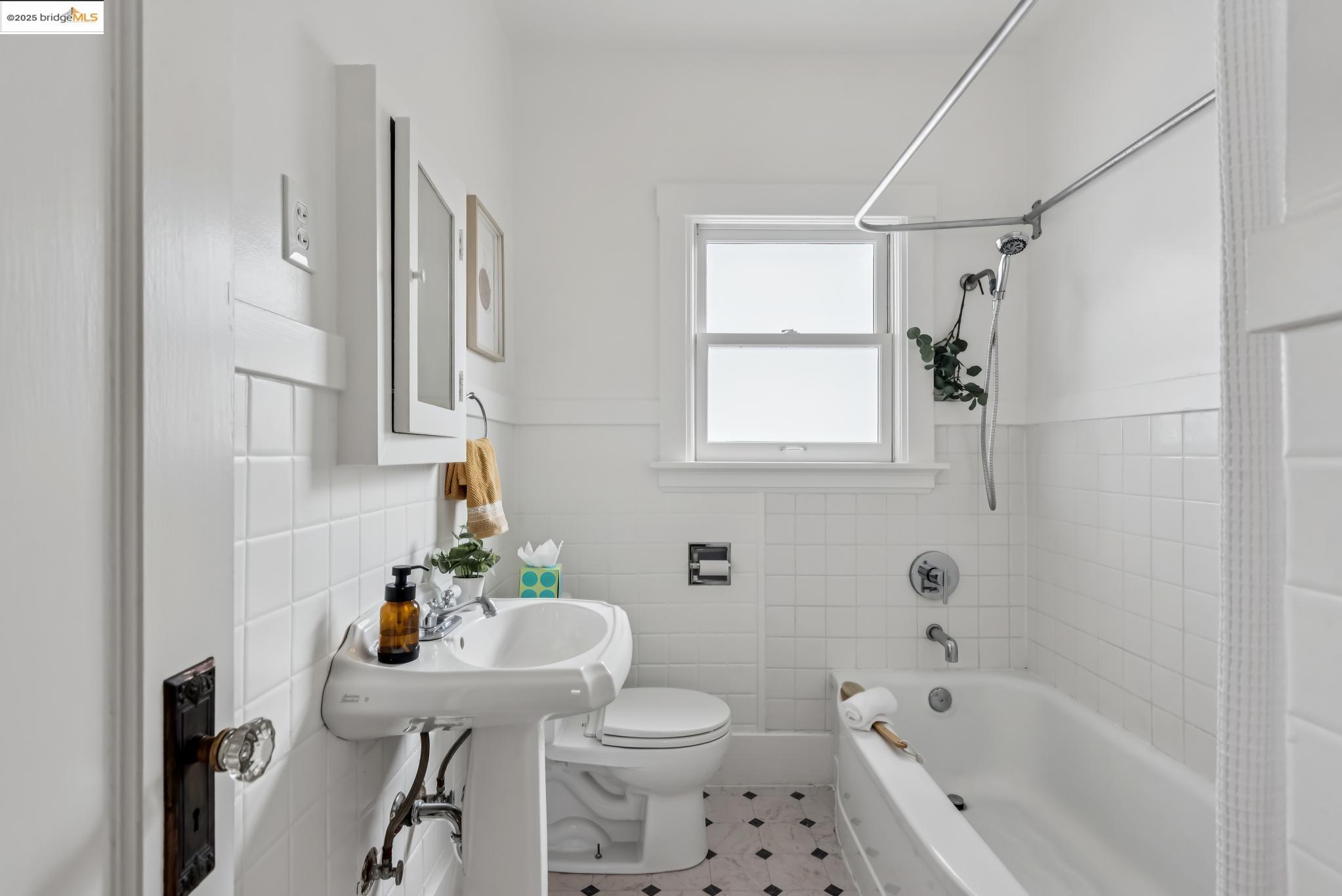 Detail Gallery Image 18 of 28 For 419 43rd St., Oakland,  CA 94609 - 2 Beds | 1 Baths