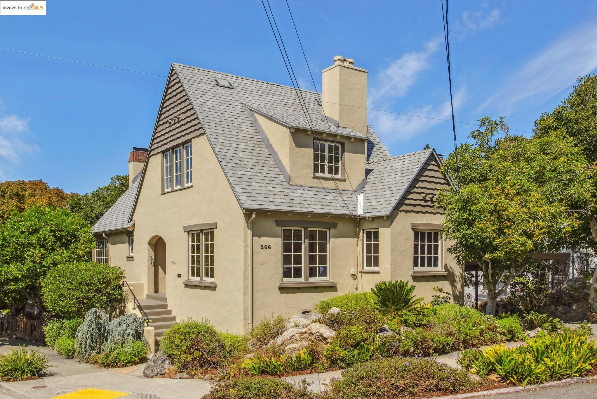 Detail Gallery Image 3 of 60 For 566 the Alameda, Berkeley,  CA 94707 - 4 Beds | 2 Baths