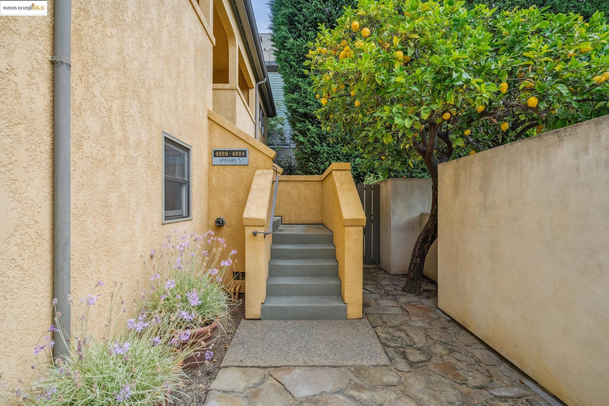 Detail Gallery Image 2 of 60 For 4926 Desmond St, Oakland,  CA 94618 - 2 Beds | 1/1 Baths