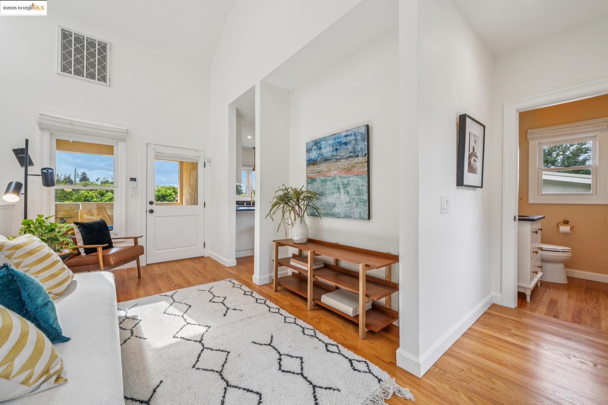Detail Gallery Image 12 of 60 For 4926 Desmond St, Oakland,  CA 94618 - 2 Beds | 1/1 Baths