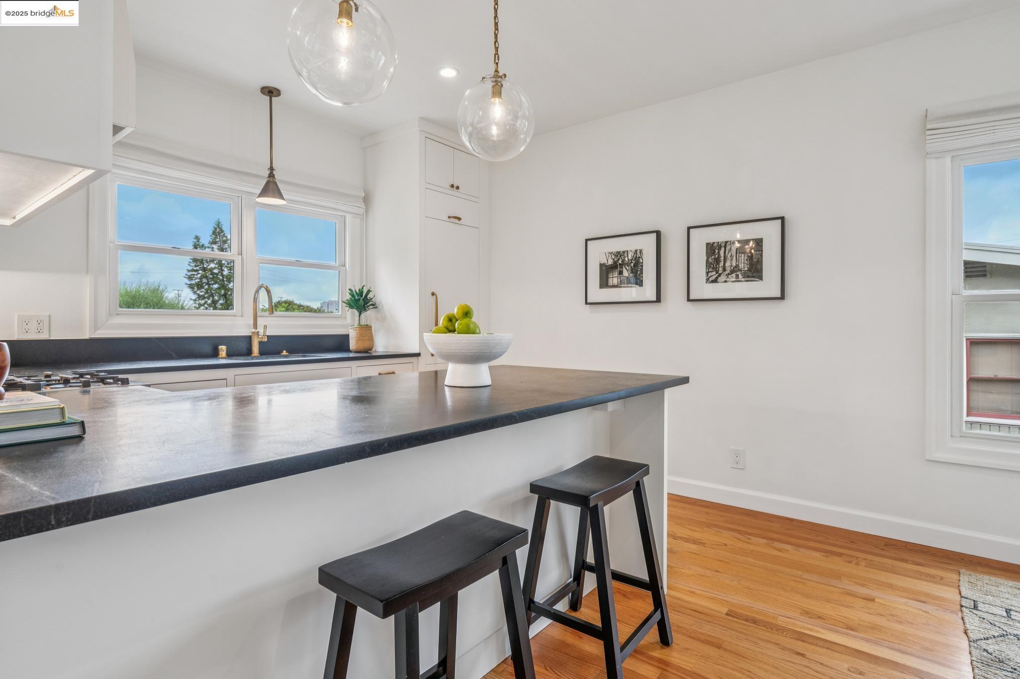 Detail Gallery Image 15 of 60 For 4926 Desmond St, Oakland,  CA 94618 - 2 Beds | 1/1 Baths