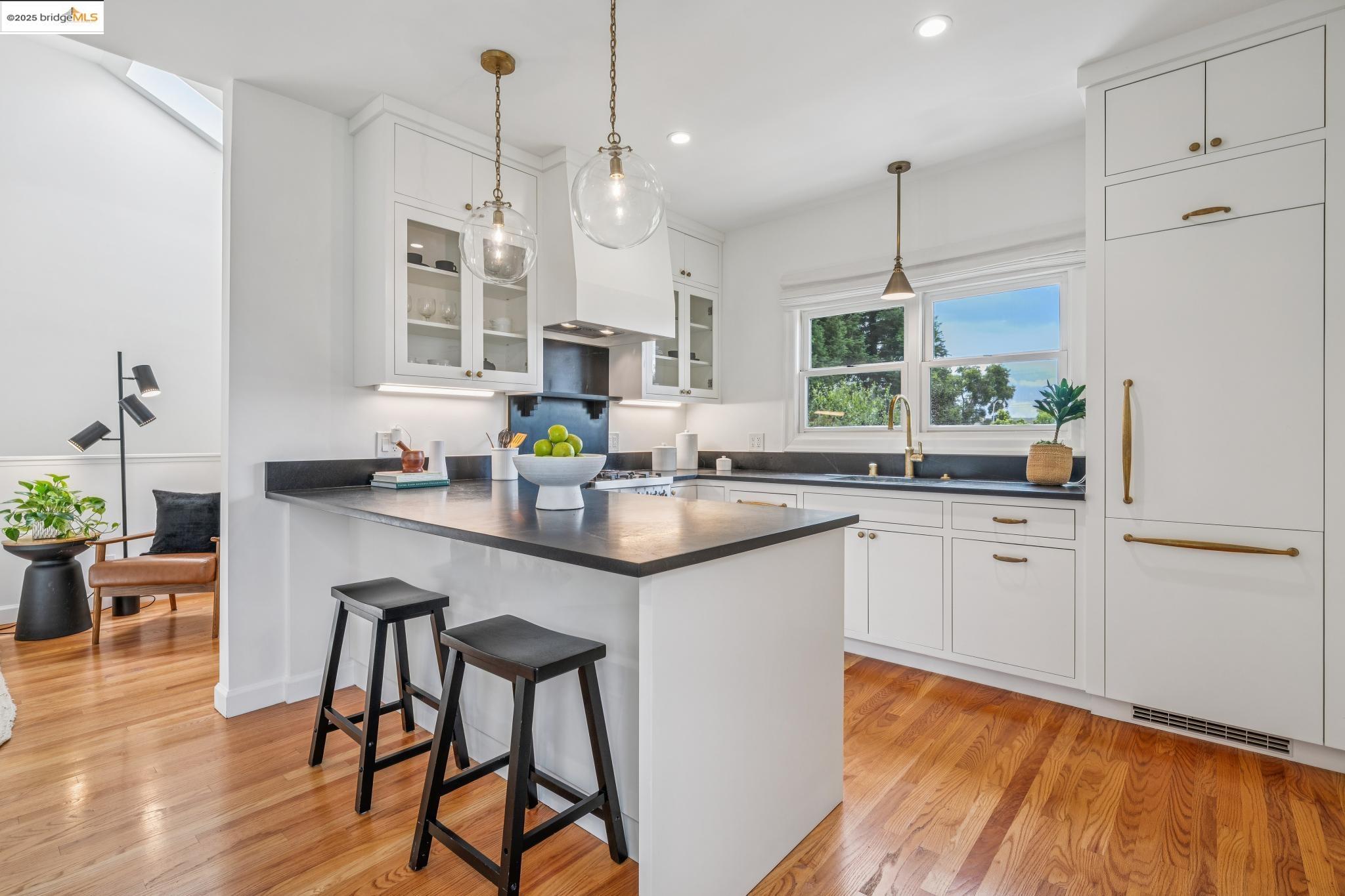 Detail Gallery Image 20 of 60 For 4926 Desmond St, Oakland,  CA 94618 - 2 Beds | 1/1 Baths
