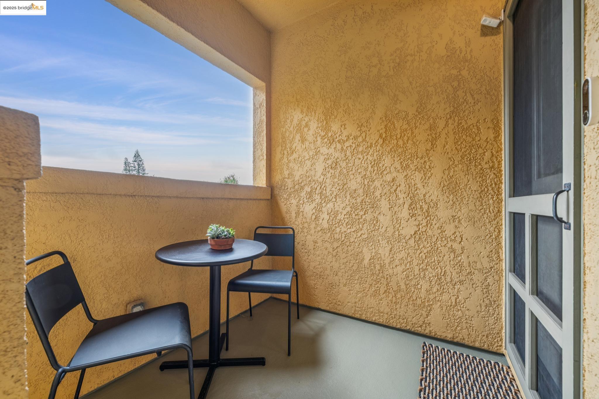 Detail Gallery Image 3 of 60 For 4926 Desmond St, Oakland,  CA 94618 - 2 Beds | 1/1 Baths