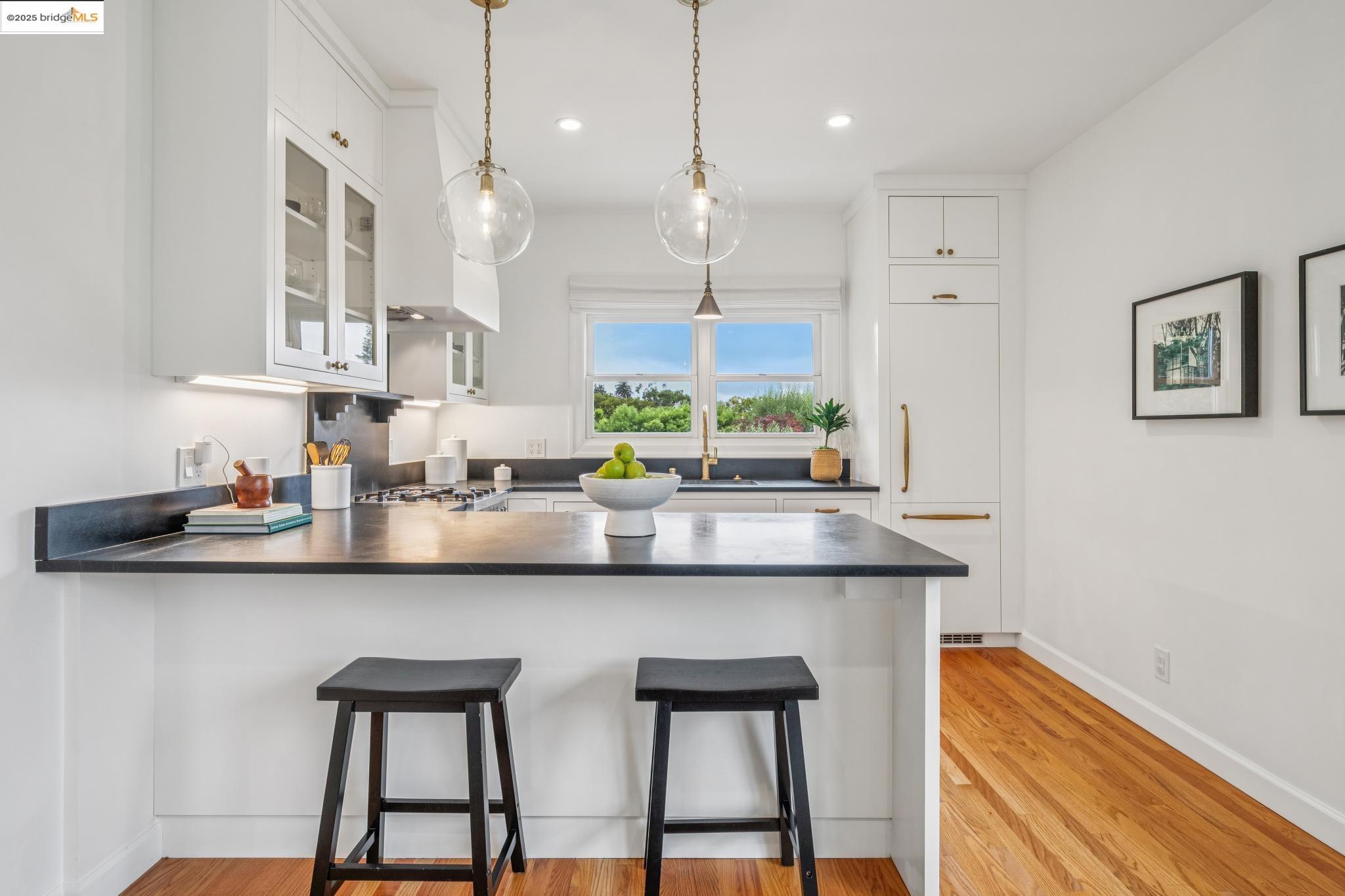 Detail Gallery Image 21 of 60 For 4926 Desmond St, Oakland,  CA 94618 - 2 Beds | 1/1 Baths