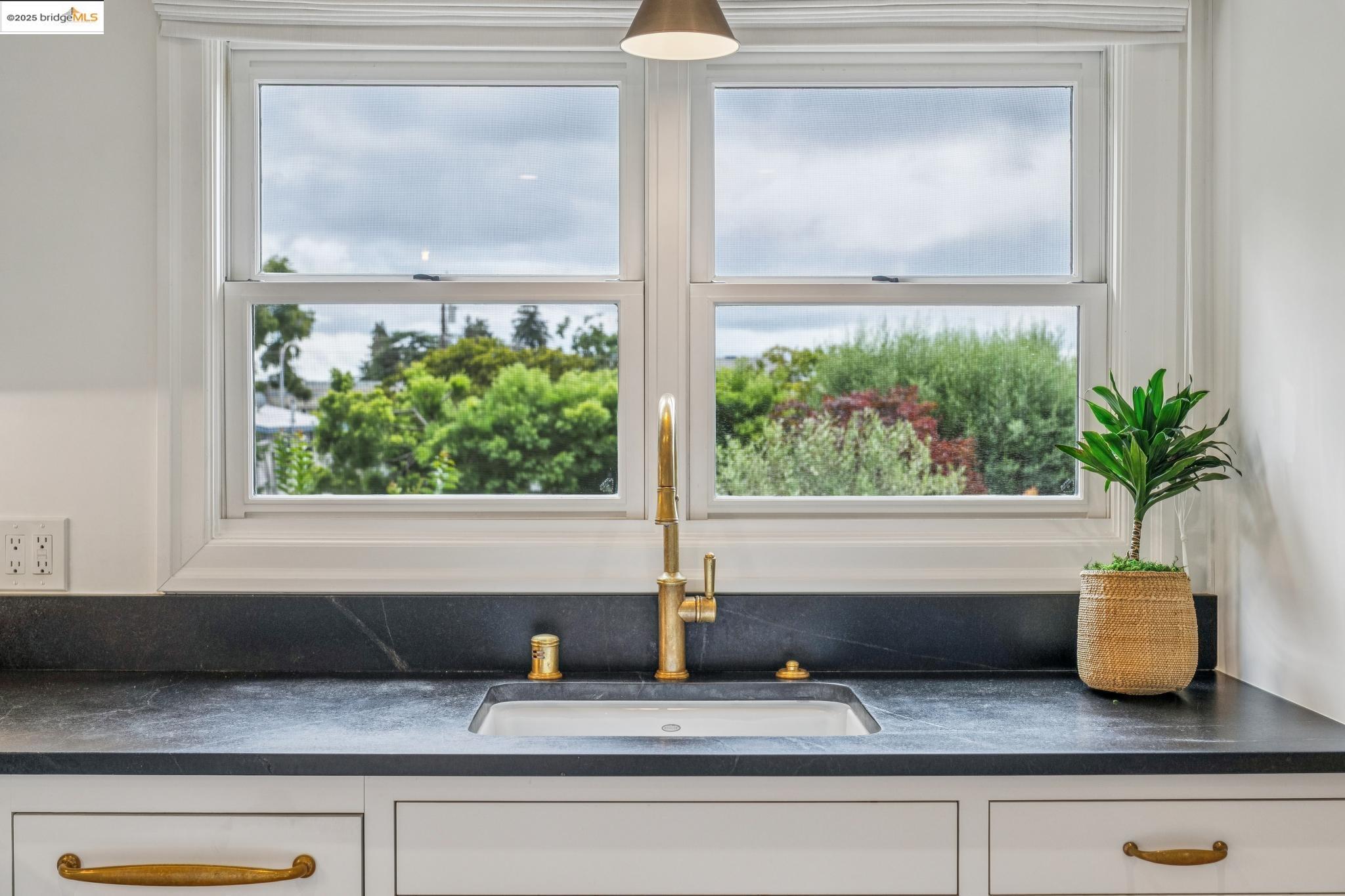 Detail Gallery Image 24 of 60 For 4926 Desmond St, Oakland,  CA 94618 - 2 Beds | 1/1 Baths